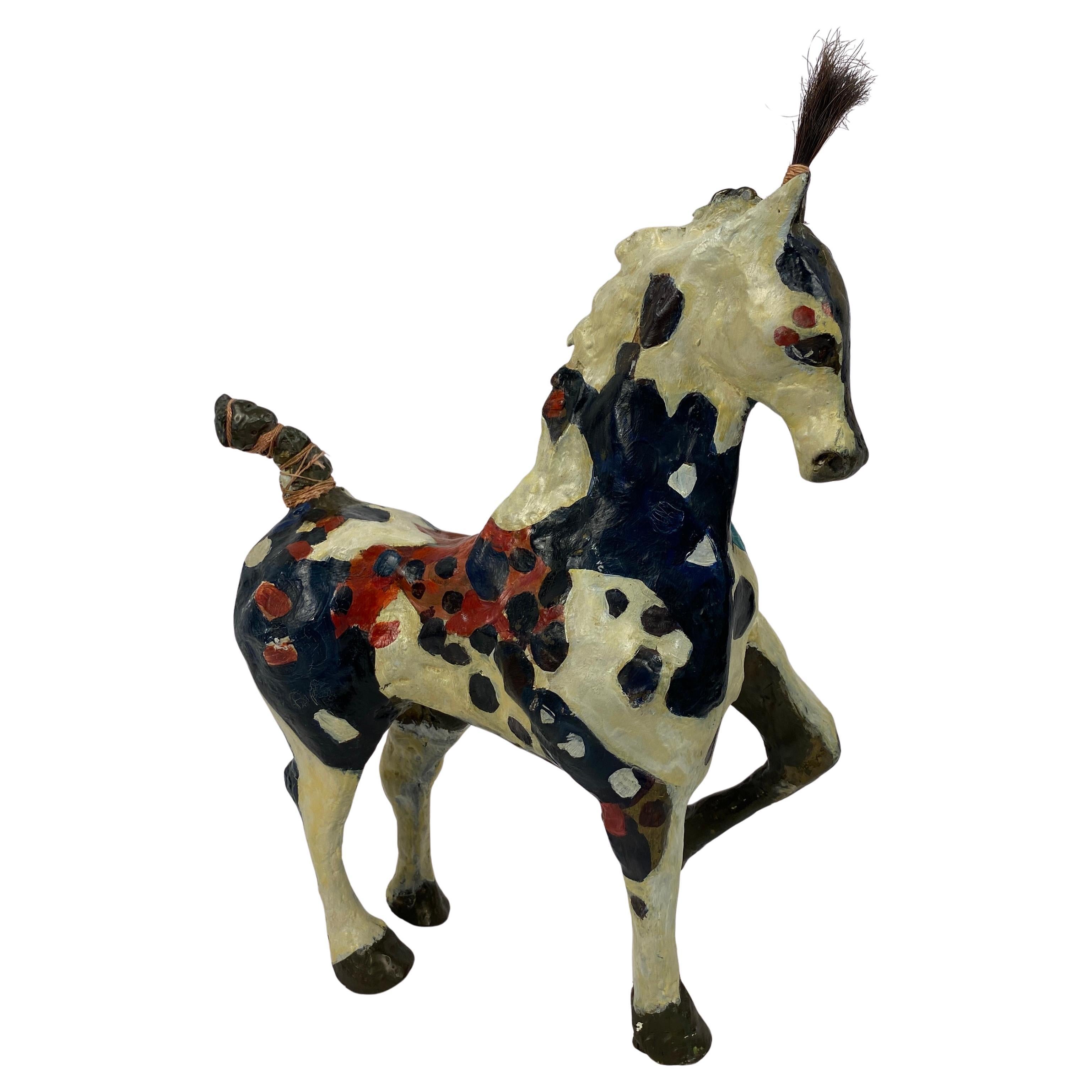 Sculpture moderne de cheval en bronze peint sur socle en marbre Susan Rowland