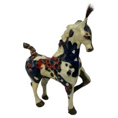 Sculpture moderne de cheval en bronze peint sur socle en marbre Susan Rowland