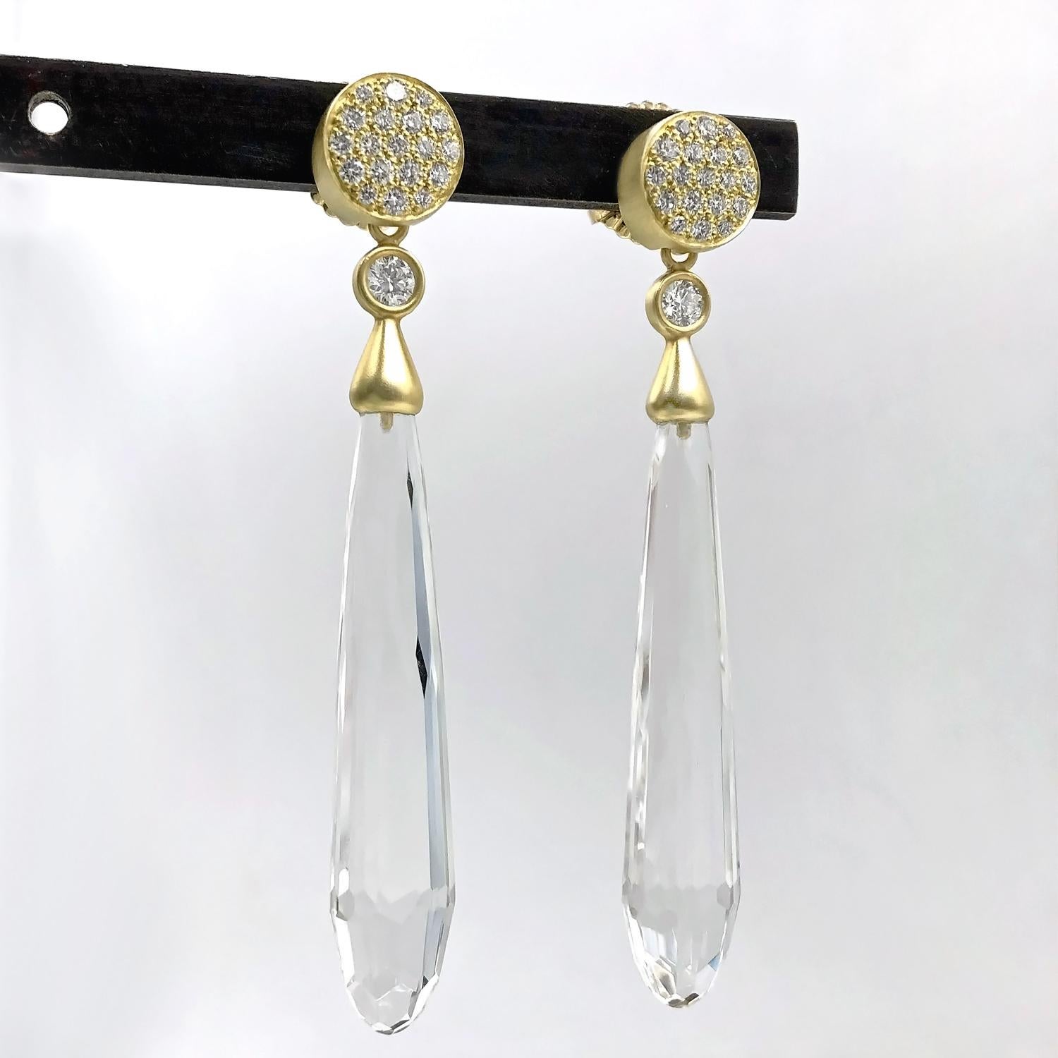 Deux boucles d'oreilles en une ! Ces boucles d'oreilles uniques, fabriquées à la main par l'artiste Susan Sadler, mettent en valeur une paire de gouttes détachables en cristal de roche facetté, serties de deux diamants blancs ronds de taille