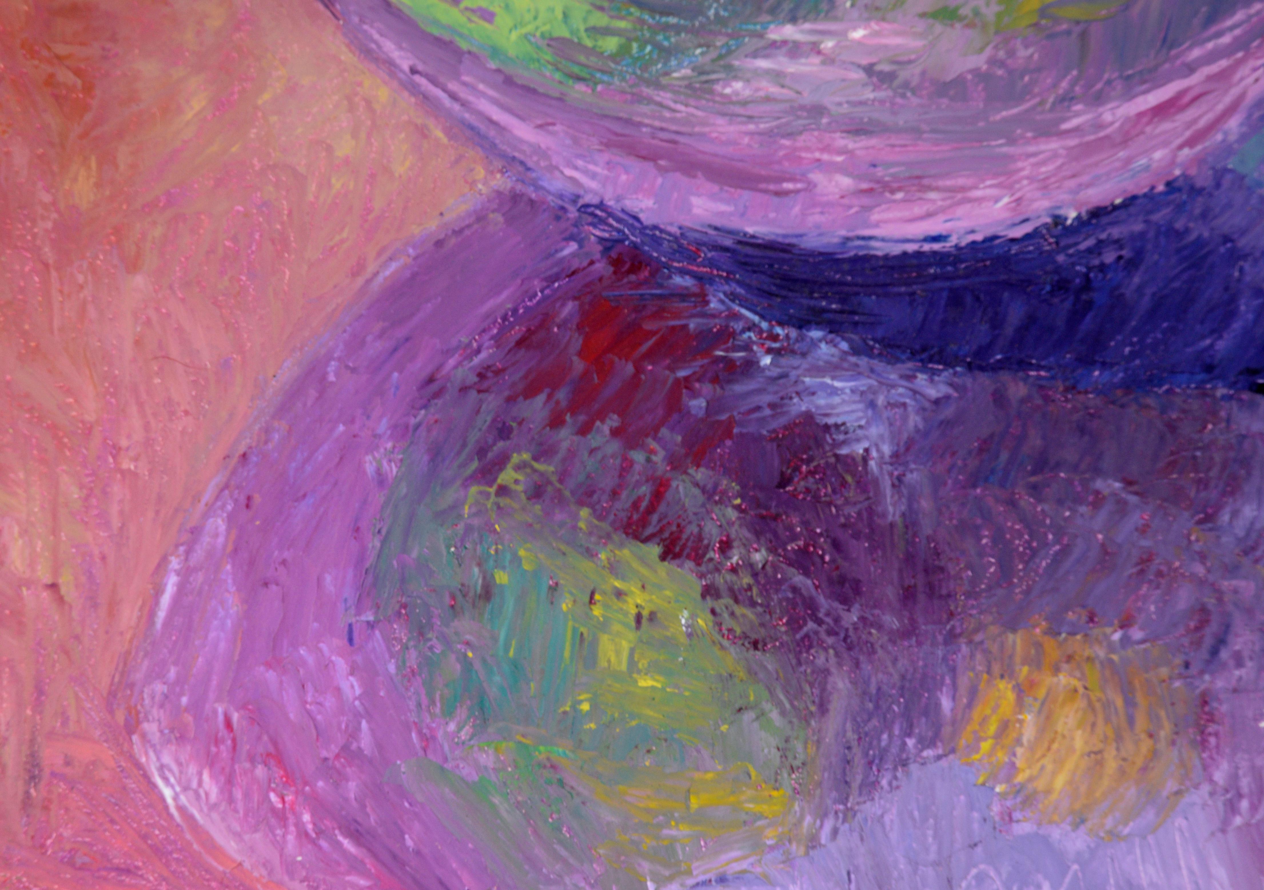 Vibrante bodegón de peras en un cuenco morado de Susan Sarback (estadounidense, nacida en 1955). Dos parejas de color verde brillante se sientan en un cuenco de cristal morado sobre una superficie magenta. Esta pieza está formada por pequeñas marcas
