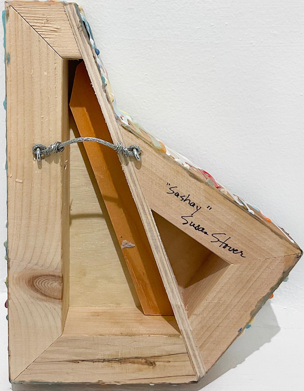 Escultura tridimensional de madera para pared, de estilo expresionista abstracto, con capas de encáustica aplicadas gestualmente en tonos azul huevo de petirrojo, amarillo claro, naranja y fucsia sobre fondo blanco.
