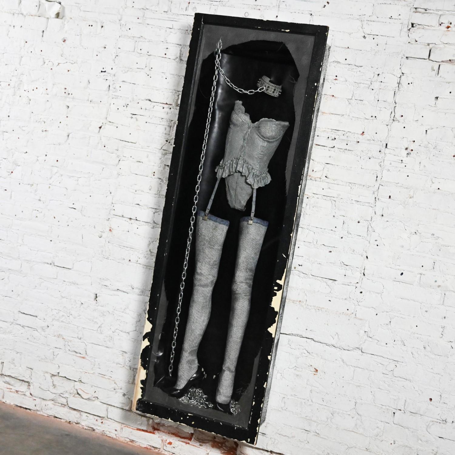 Fin du 20e siècle Susan Tibbles Life Sized Art Assemblage Master Lock Framed Sculpture Distresse en vente