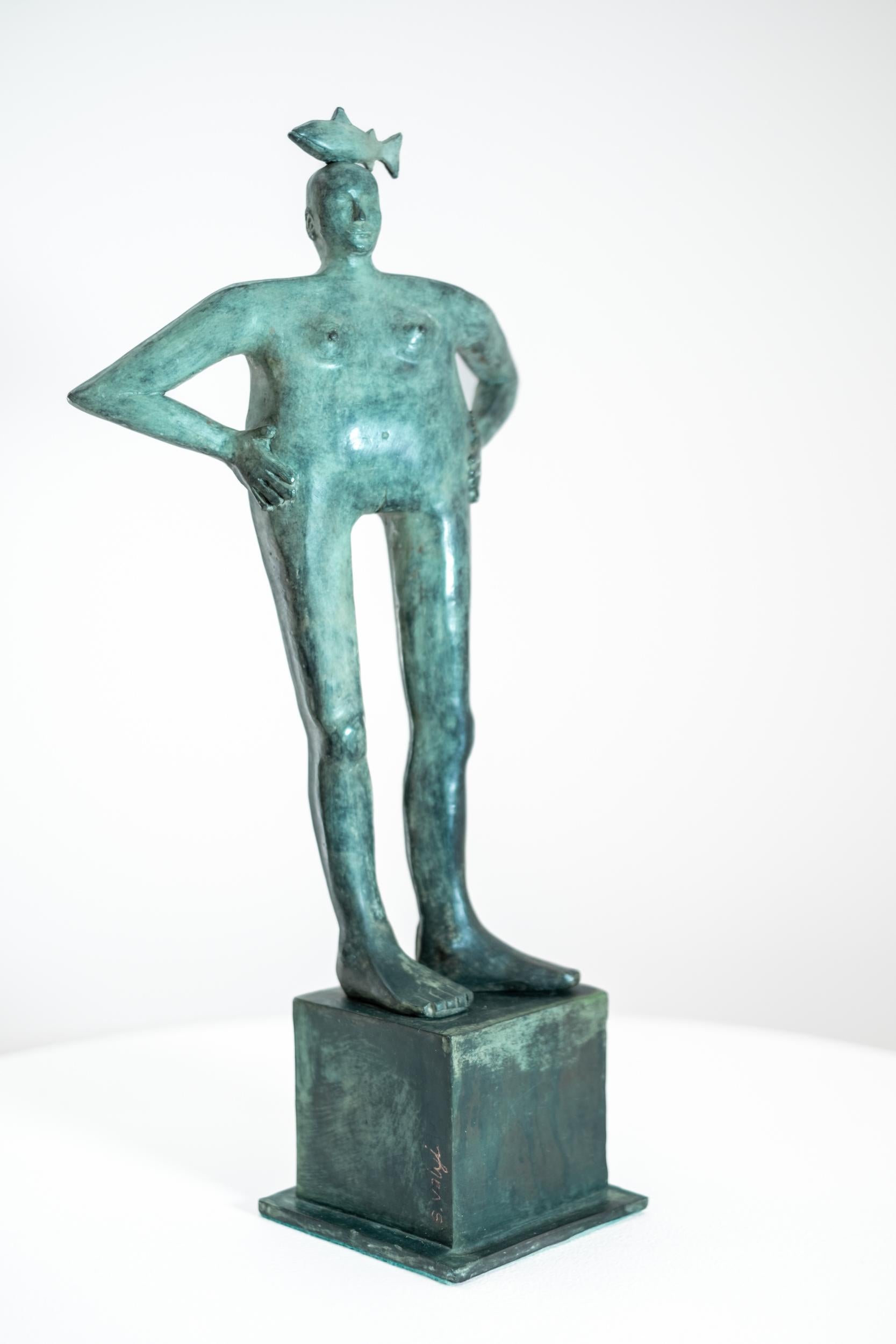 Perch - scultura contemporanea, figurativa, in bronzo, da tavolo per interni - Figurative Sculpture Oro di Susan Valyi