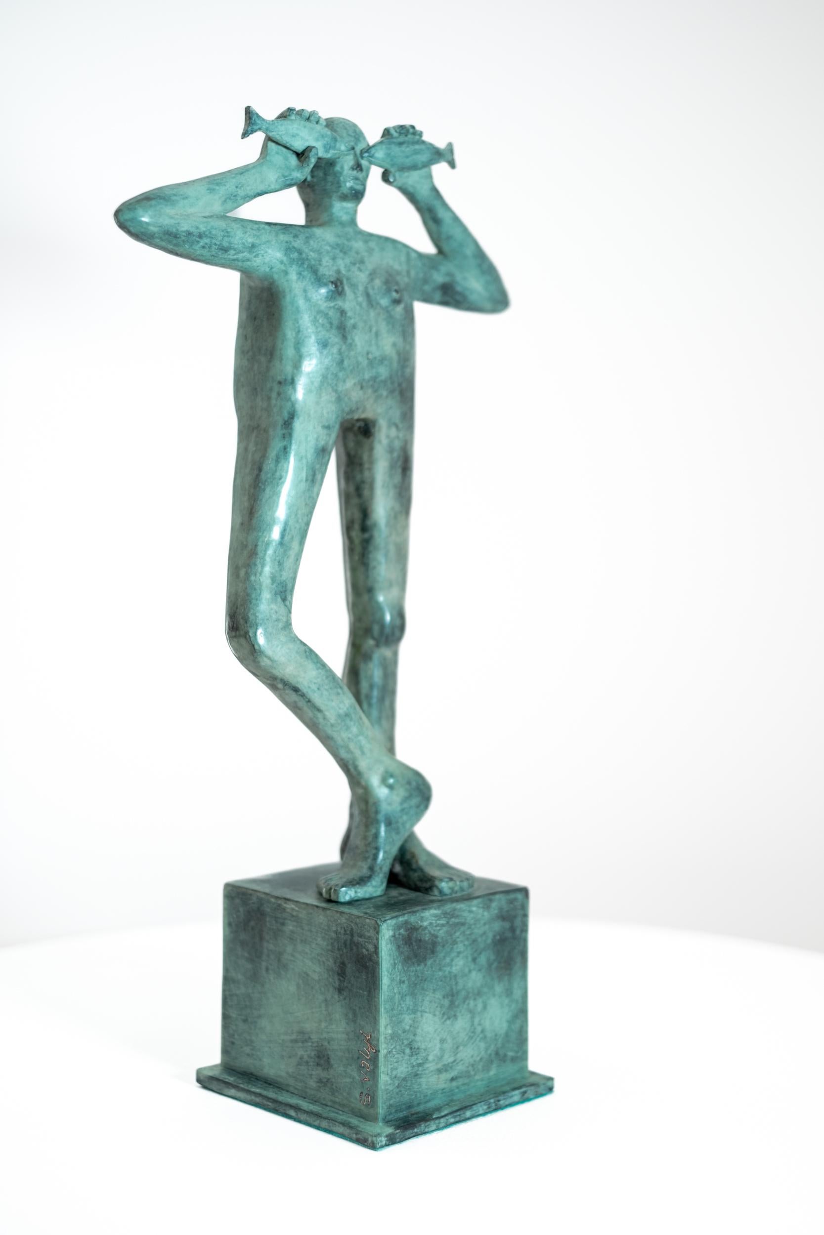 Quítame las escamas de los ojos - escultura contemporánea, figurativa, de bronce - Figurative Sculpture Oro de Susan Valyi