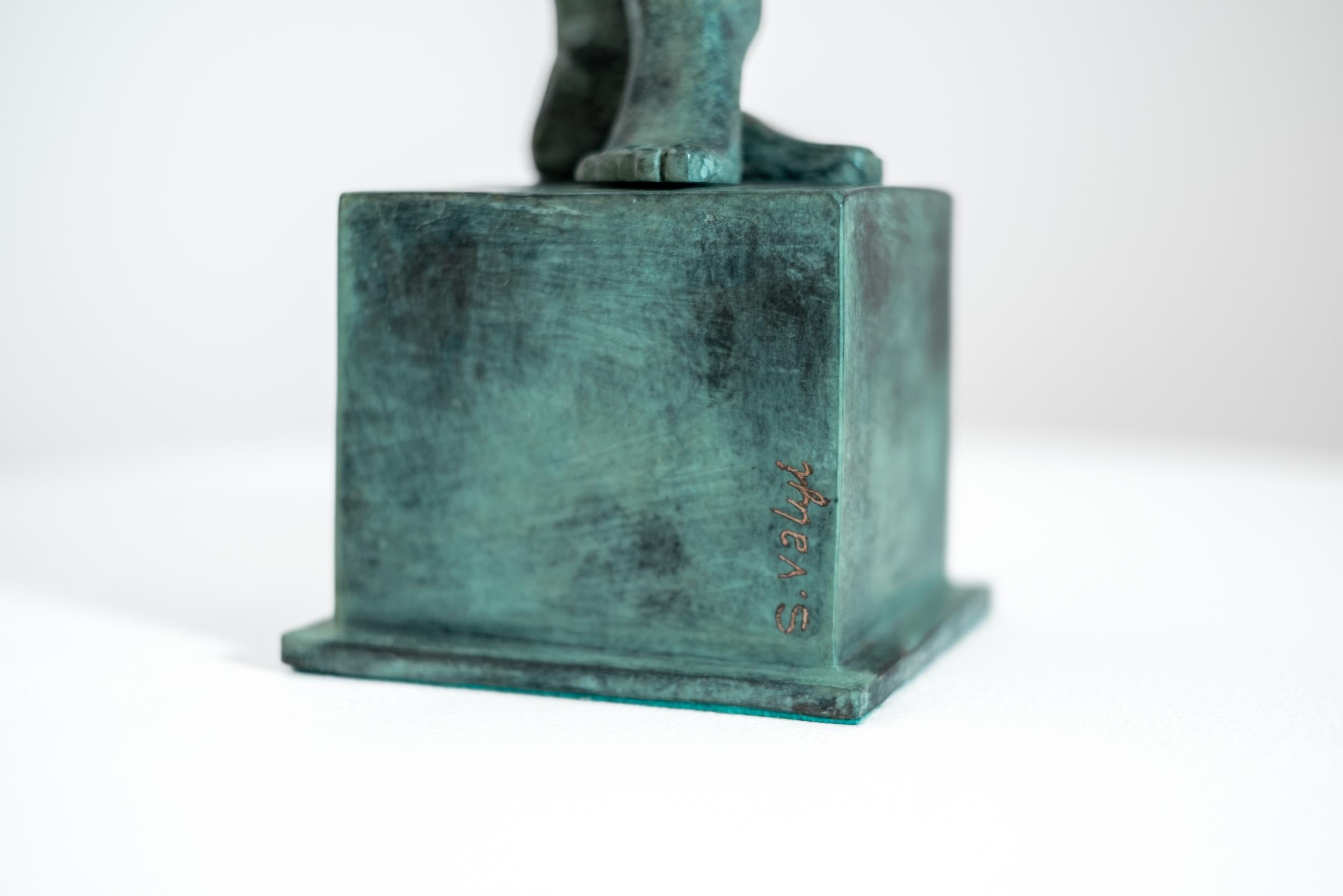 Esta escultura figurativa de sobremesa para interiores que incluye peces está forjada en bronce y patinada.

Las galardonadas esculturas de Susan Valyi suelen crearse a partir de un uso imaginativo de materiales 