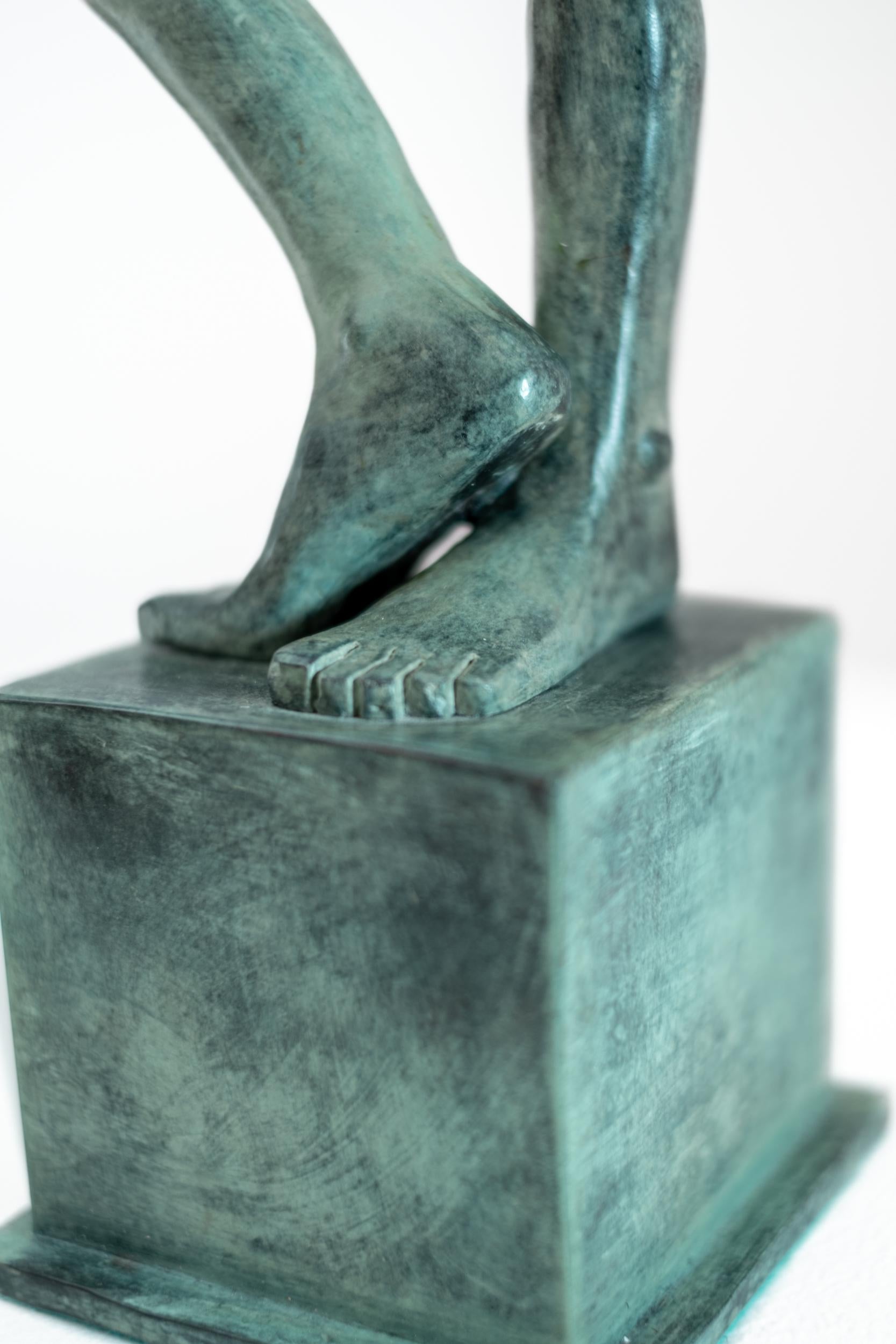 Quítame las escamas de los ojos - escultura contemporánea, figurativa, de bronce en venta 3
