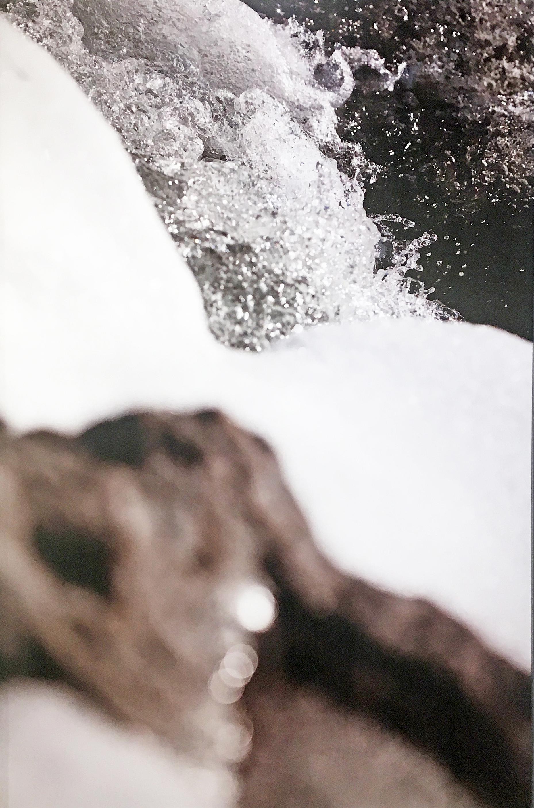 1.25.15_2:26:35' 2017 par Susan Wides. Tirage chromogène, Ed. de 5, 30 x 20 in. / Cadre : 30.75 x 20.75 in. Cette photo en noir et blanc présente une vue rapprochée de chutes d'eau dans un cadre gris foncé. Wides a réalisé cette photographie près de