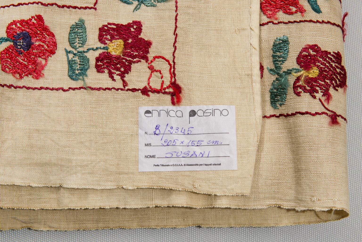 Arazzo Turkestan SUSANI finemente ricamato con i caldi colori tipici: semplicemente meraviglioso! Con un prezzo interessante.
 Ogni ragazza turcomanna deve avere qualcuno nel suo corredo nuziale.
Nelle case occidentali questo tessuto può essere