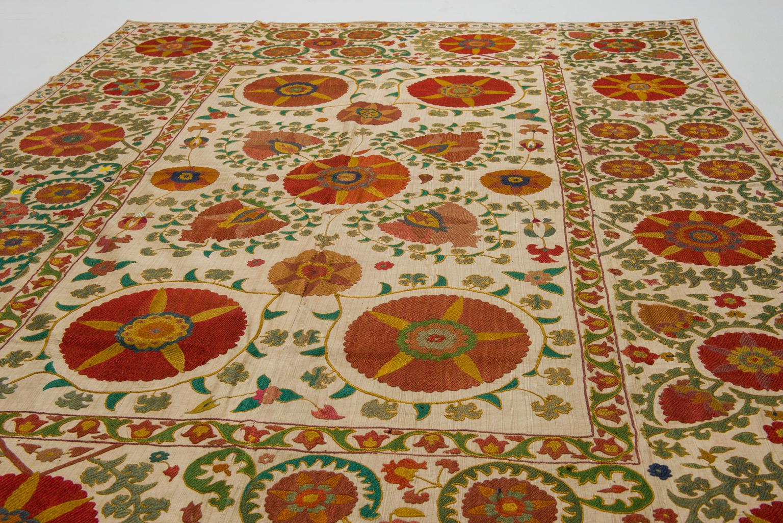 Susani Uzbek Embroidery Tapestry In Excellent Condition For Sale In Alessandria, Piemonte