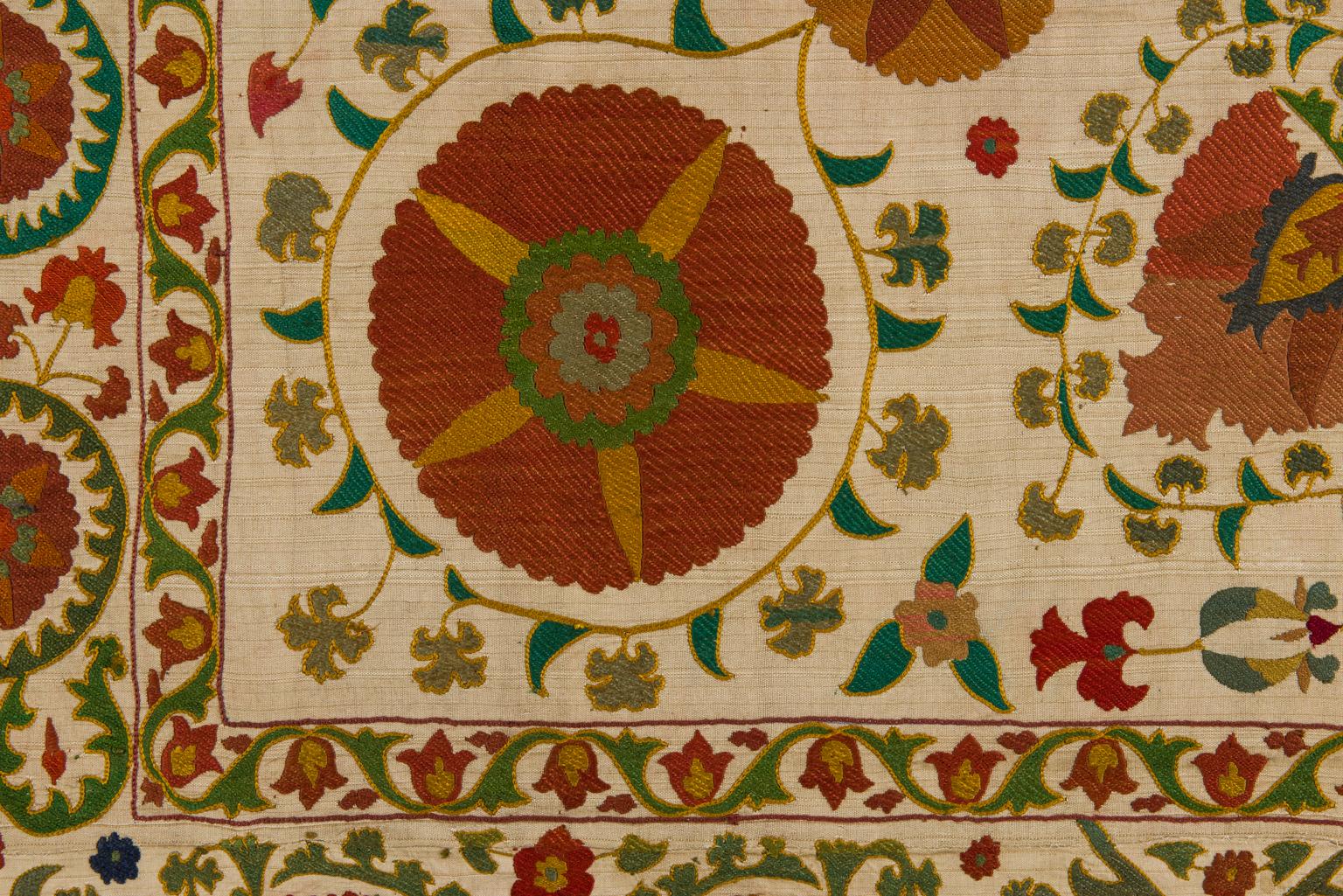 Uzbekischer Wandteppich mit Stickerei von Uzbek (Seide) im Angebot