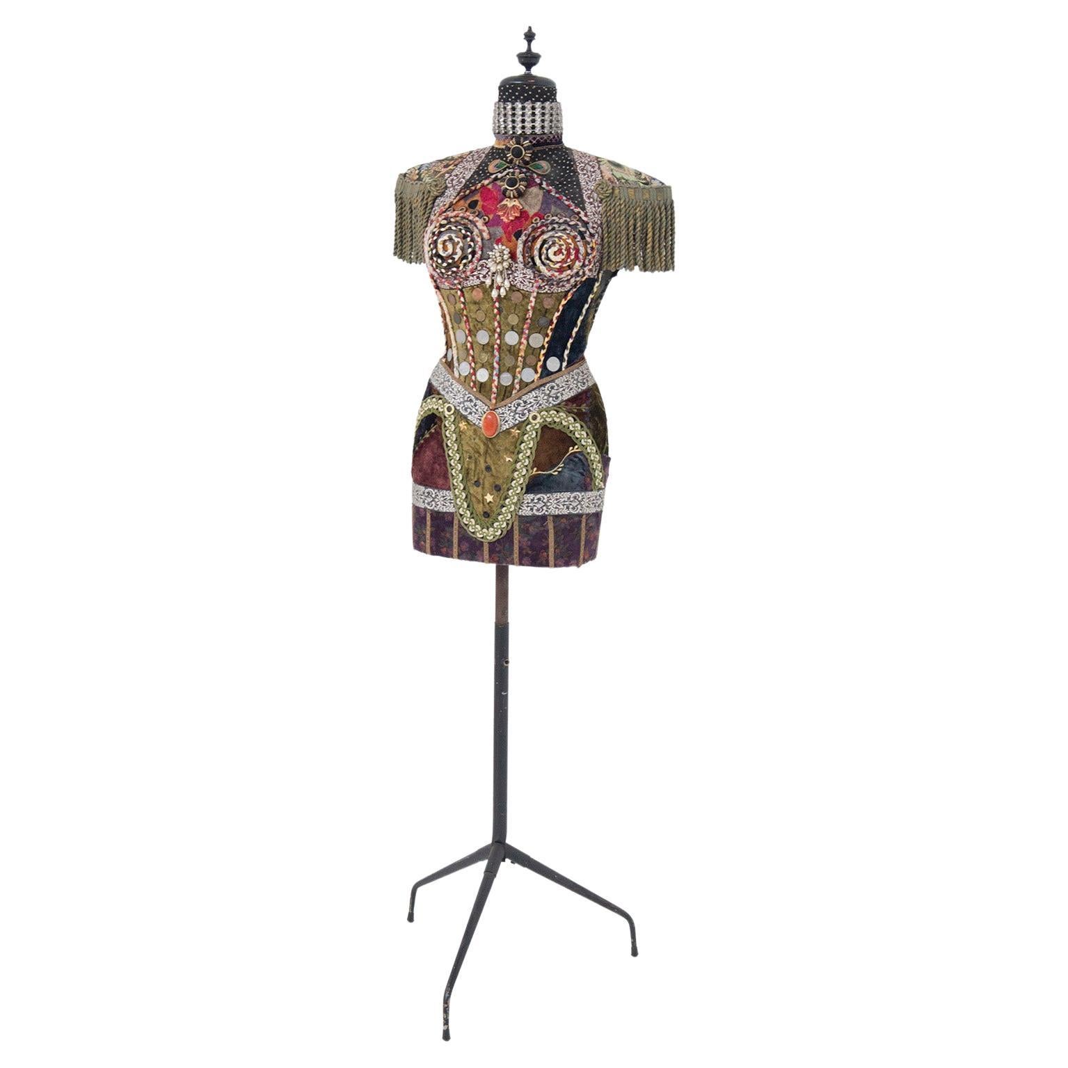 SUSANNA HARDAGE Mannequin mit Textilkomposition, Münzen und Kostümschmuck