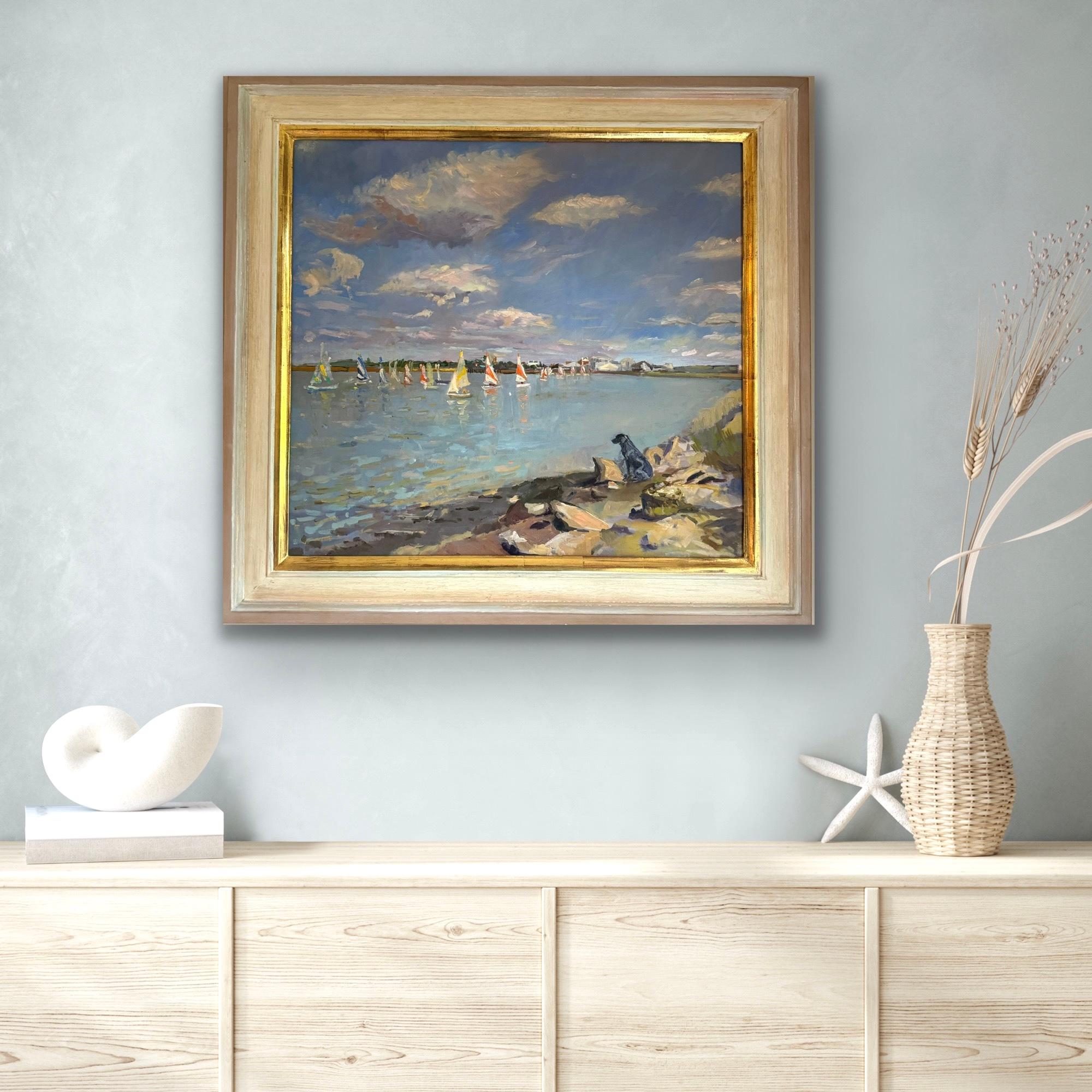 Junior Sailing di Susanna MacInnes olio su tela con cornice bianca e oro - Landscape Painting Grigio di Susanna MacInnes (British)