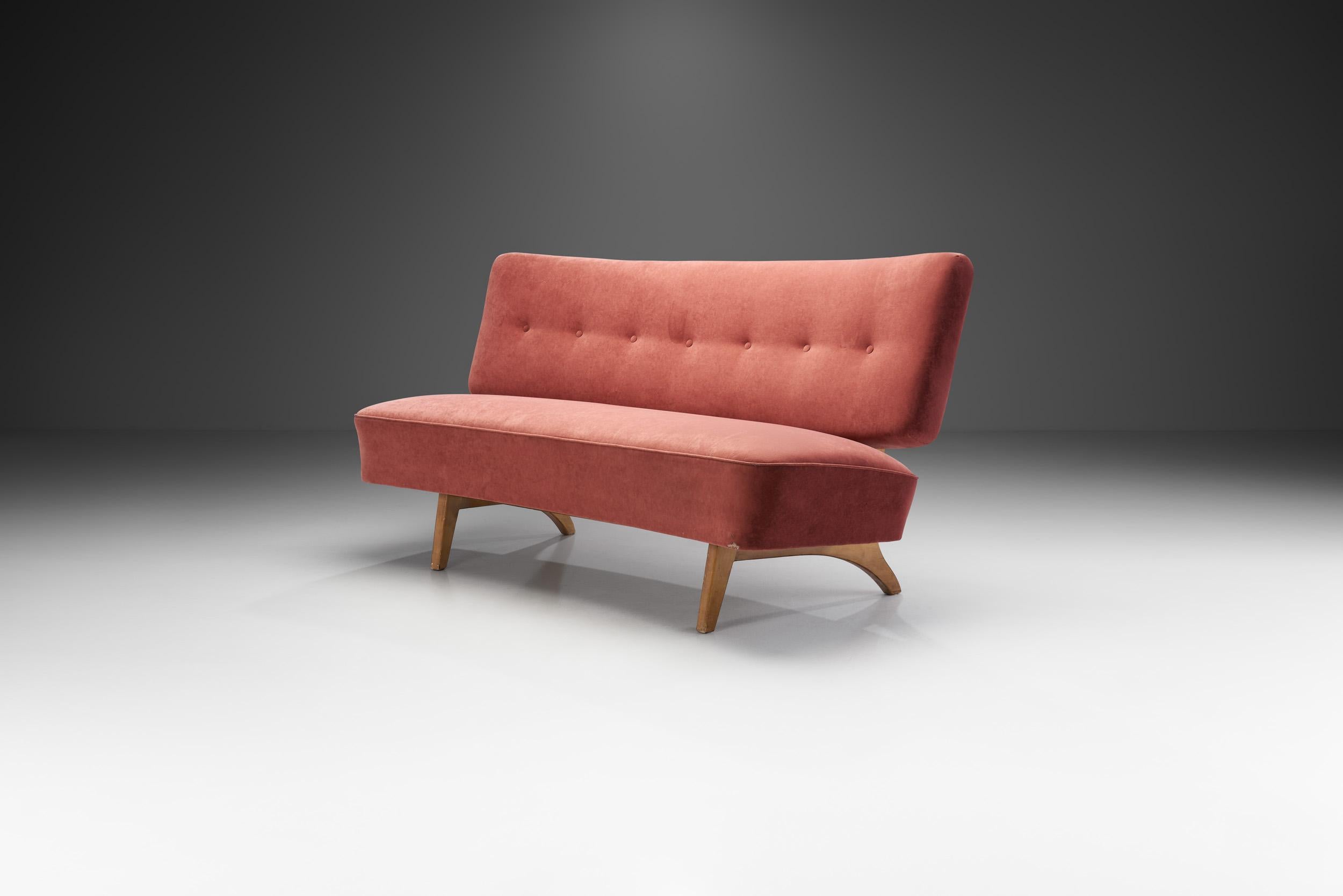 Eine wunderbare Erinnerung an das finnische Design der Jahrhundertmitte ist das Sofa Susanna von Lahti Lepokaulusto, das in den 1950er Jahren von Aake Anttila entworfen wurde. Berühmt für seine Federung und Struktur, wurde dieses Modell in Finnland