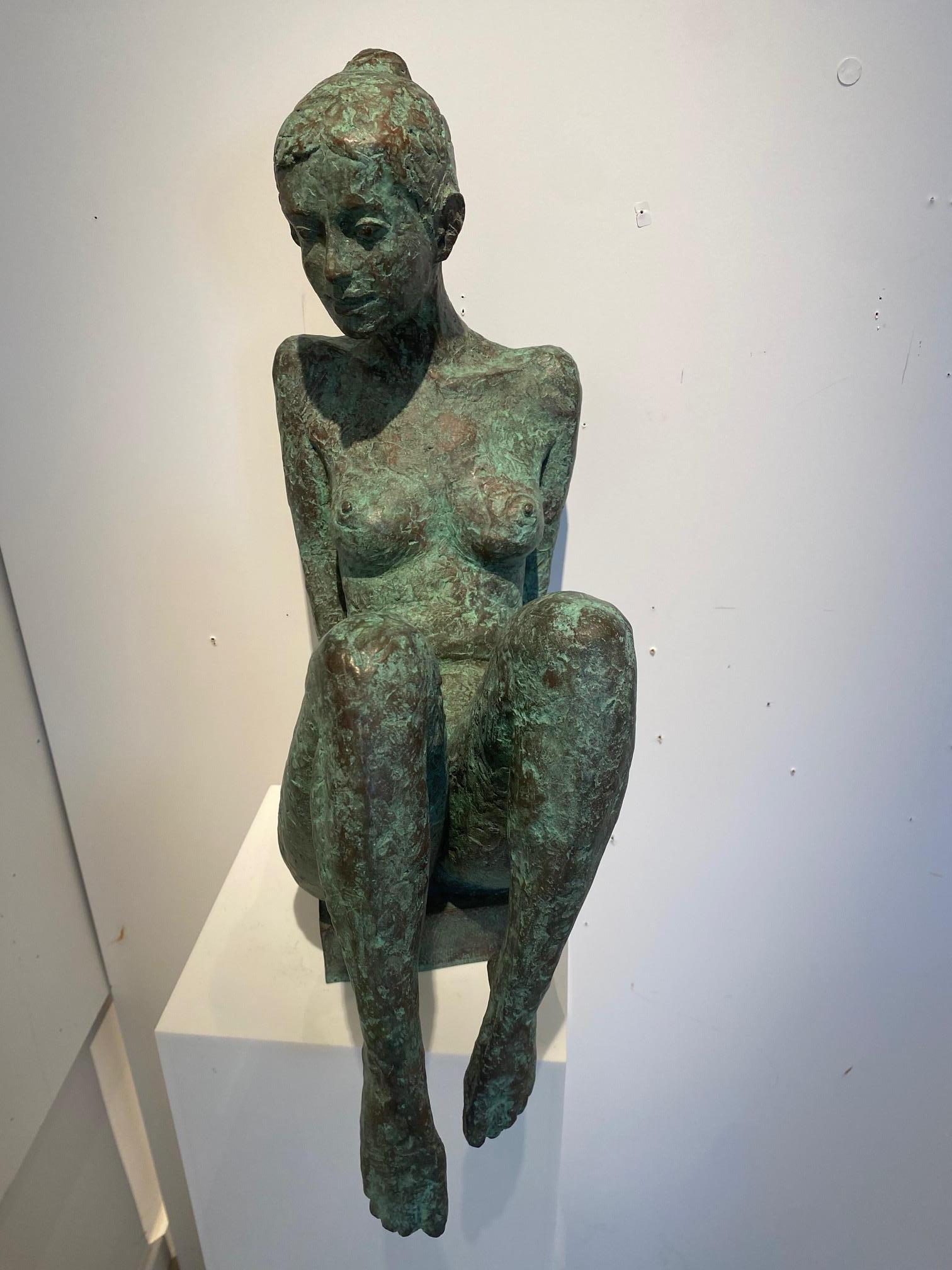 Au bord de l'eau (Am Wasser)  sculpture contemporaine en bronze, femme nue jambes levées en vente 2
