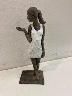 Mädchen in Minikleid – zeitgenössische Bronzeskulptur, Frau mit weißem Kleid