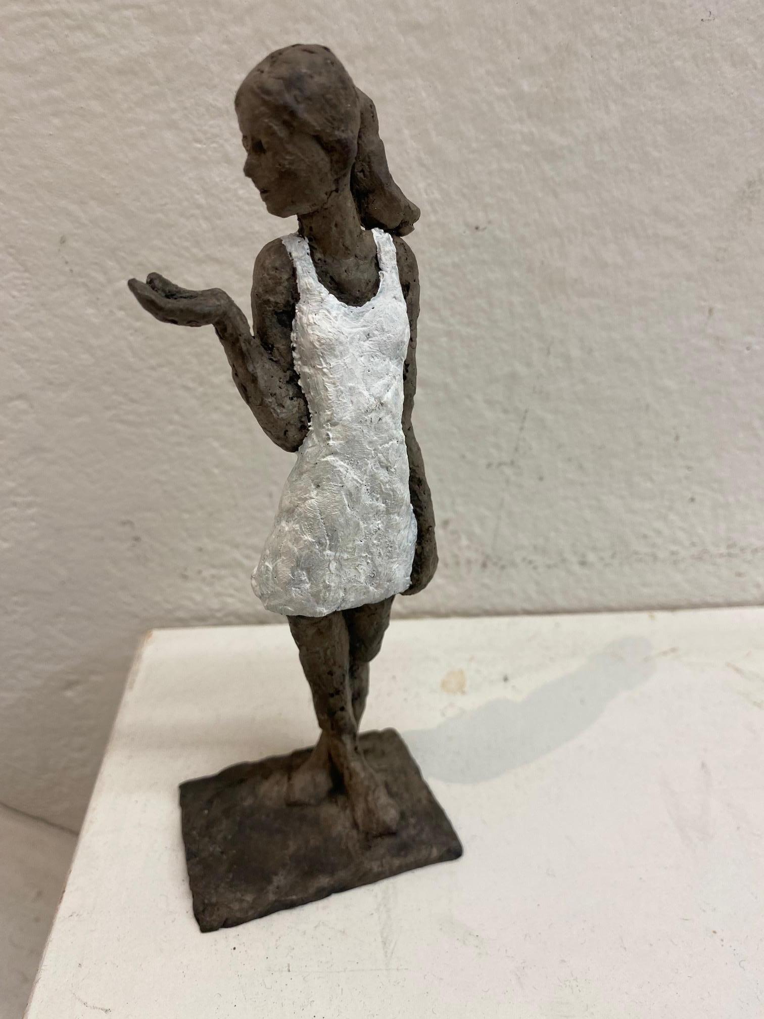 Girl in Mini Dress LXXXII-sculpture contemporaine en bronze, femme avec une robe blanche - Contemporain Sculpture par Susanne Kraisser