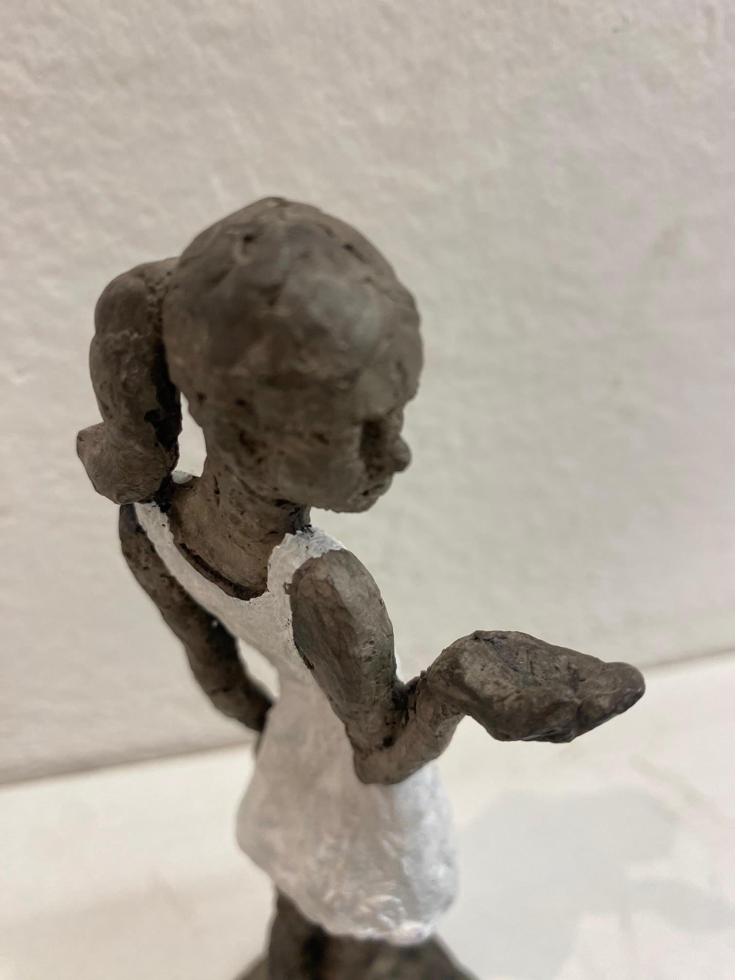Girl in Mini Dress LXXXII-sculpture contemporaine en bronze, femme avec une robe blanche - Or Figurative Sculpture par Susanne Kraisser