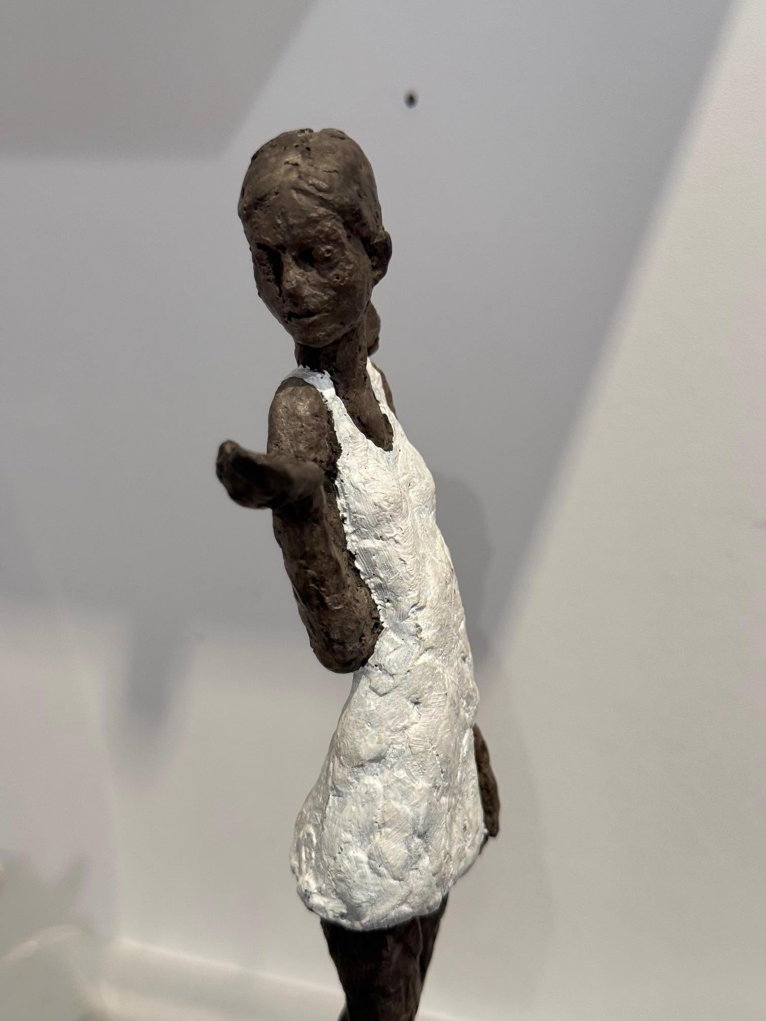 Girl in Mini Dress LXXXII-sculpture contemporaine en bronze, femme avec une robe blanche en vente 3