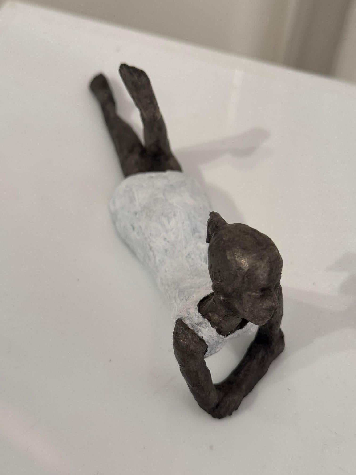 Girl in White Dress - sculpture contemporaine en bronze femme avec robe blanche - Contemporain Sculpture par Susanne Kraisser