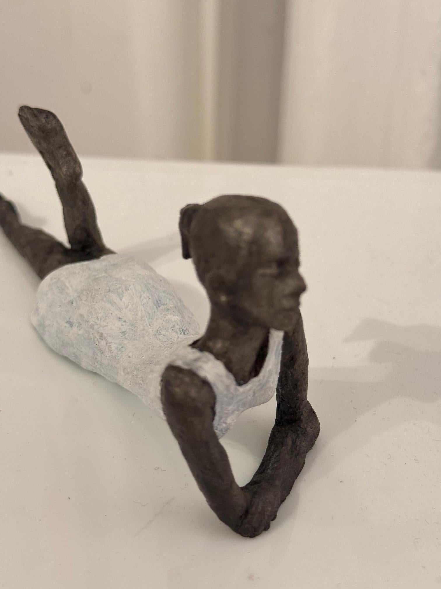 Girl in White Dress - sculpture contemporaine en bronze femme avec robe blanche - Or Figurative Sculpture par Susanne Kraisser