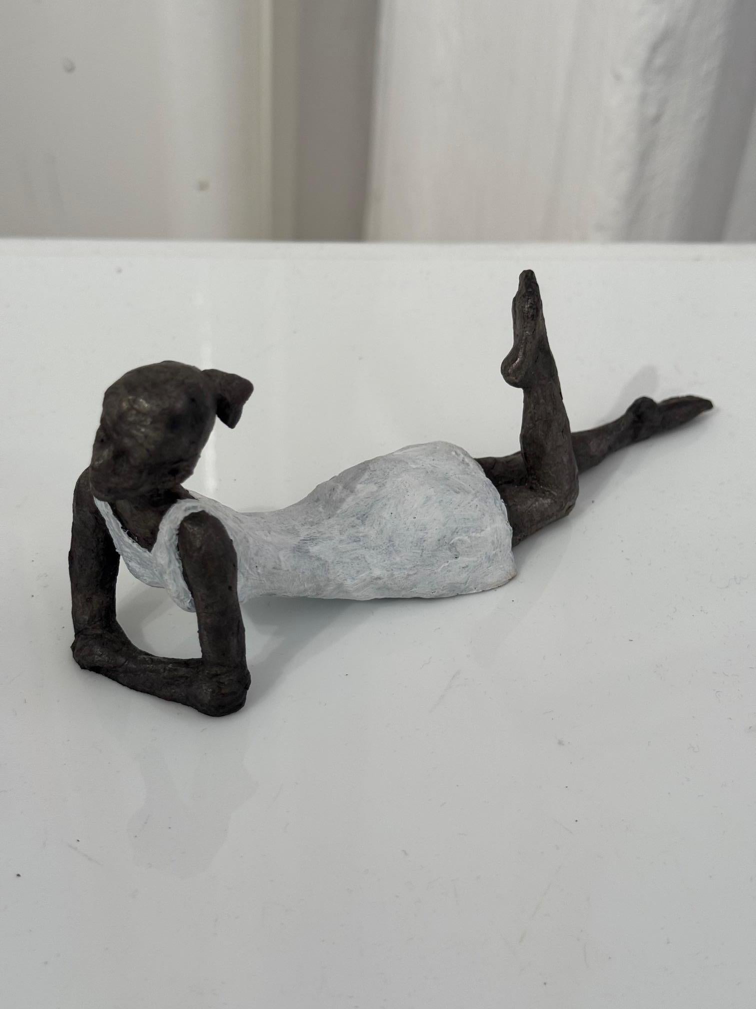 Girl in White Dress - sculpture contemporaine en bronze femme avec robe blanche en vente 1