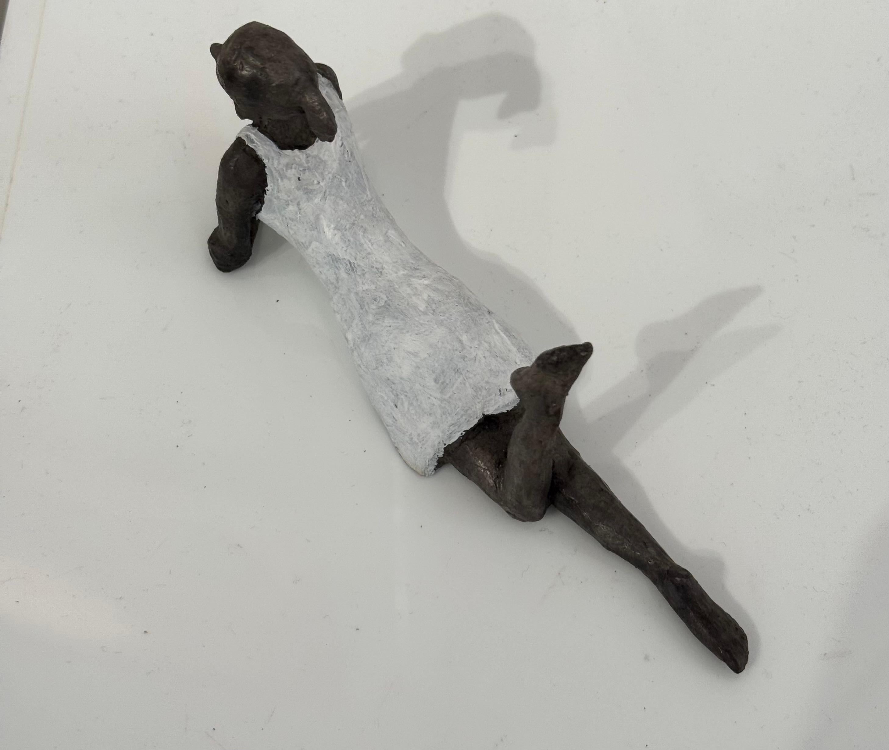 Girl in White Dress - sculpture contemporaine en bronze femme avec robe blanche en vente 2
