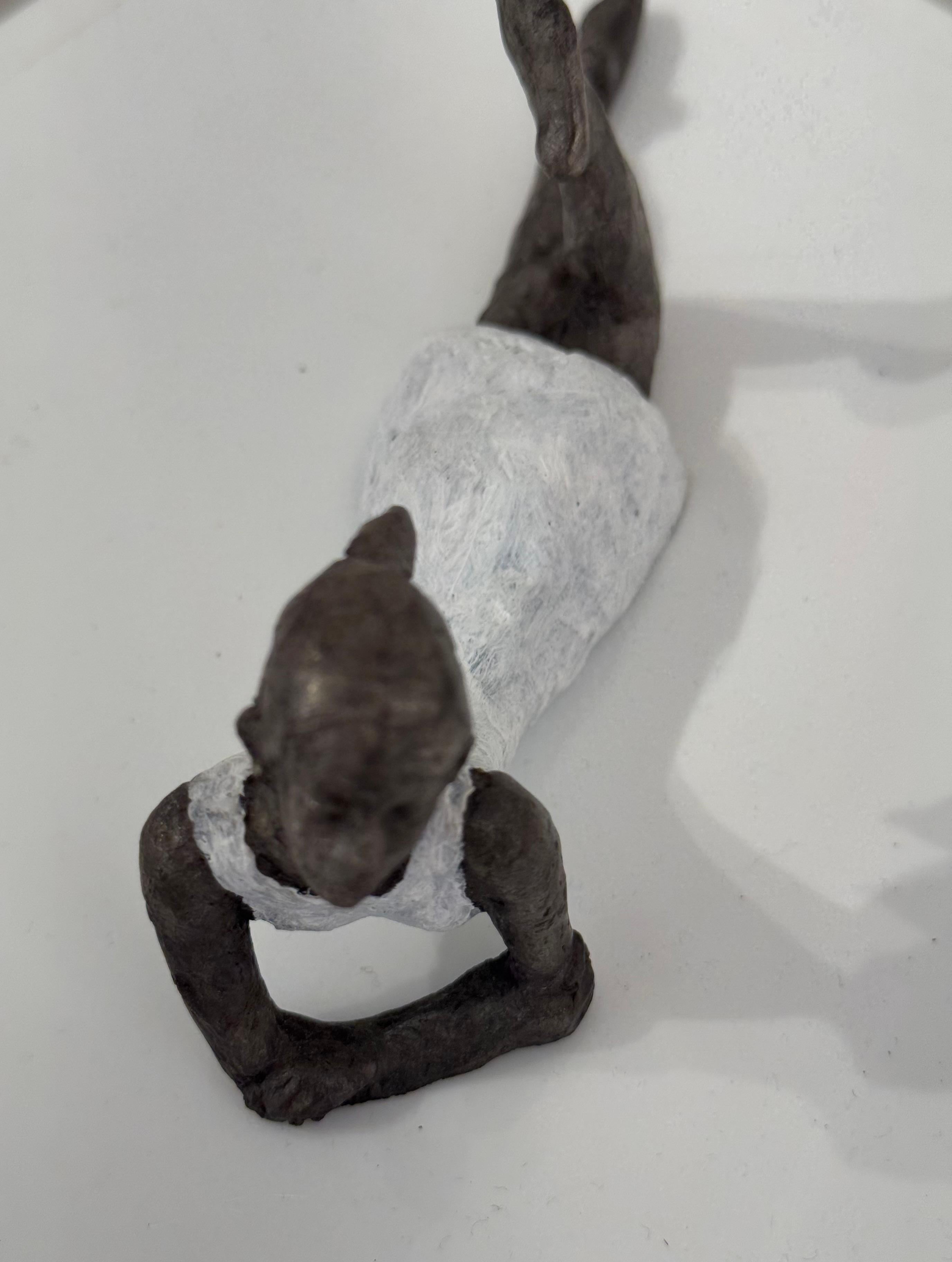 Girl in White Dress - sculpture contemporaine en bronze femme avec robe blanche en vente 3