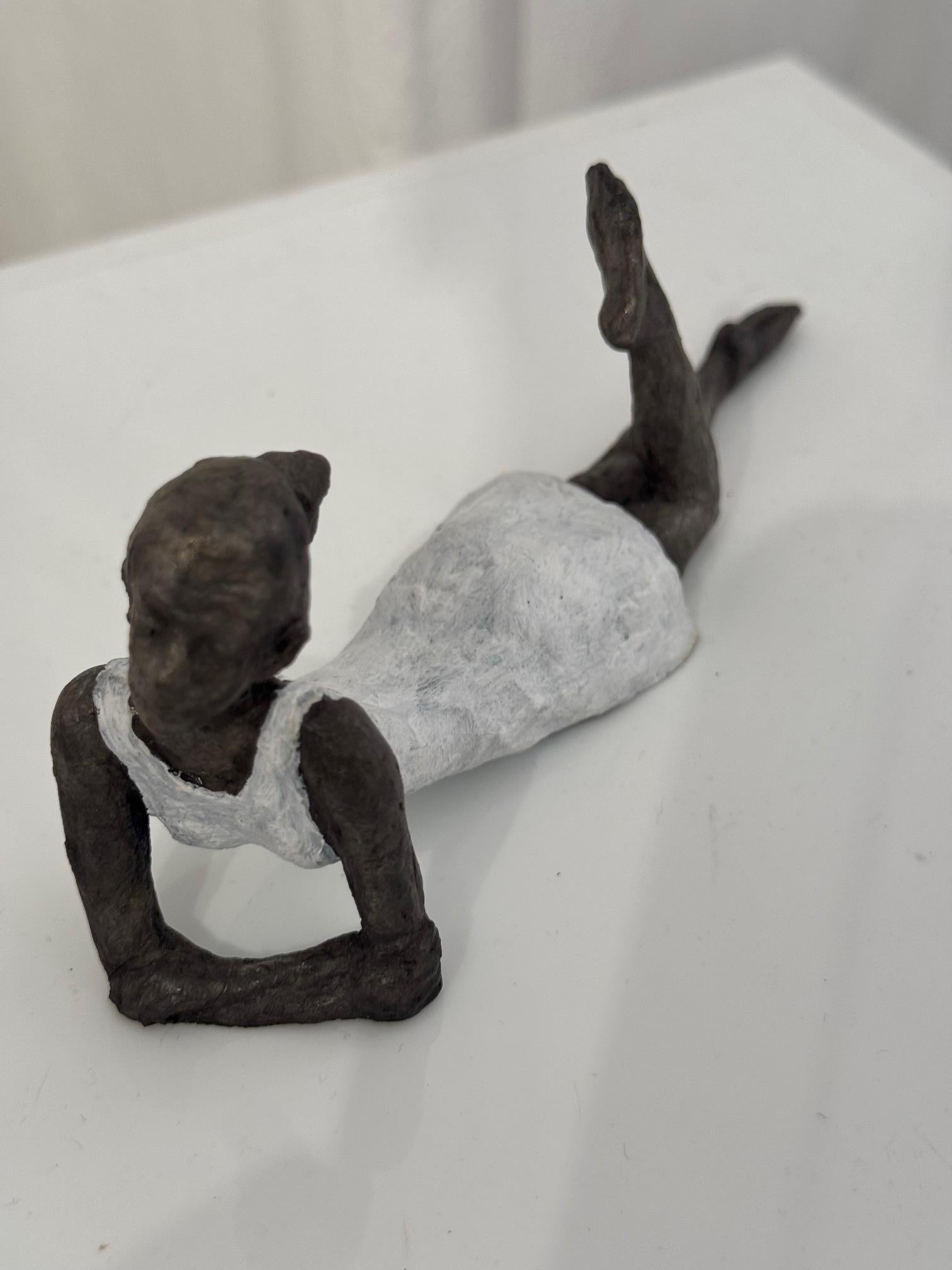 Figurative Sculpture Susanne Kraisser - Girl in White Dress - sculpture contemporaine en bronze femme avec robe blanche