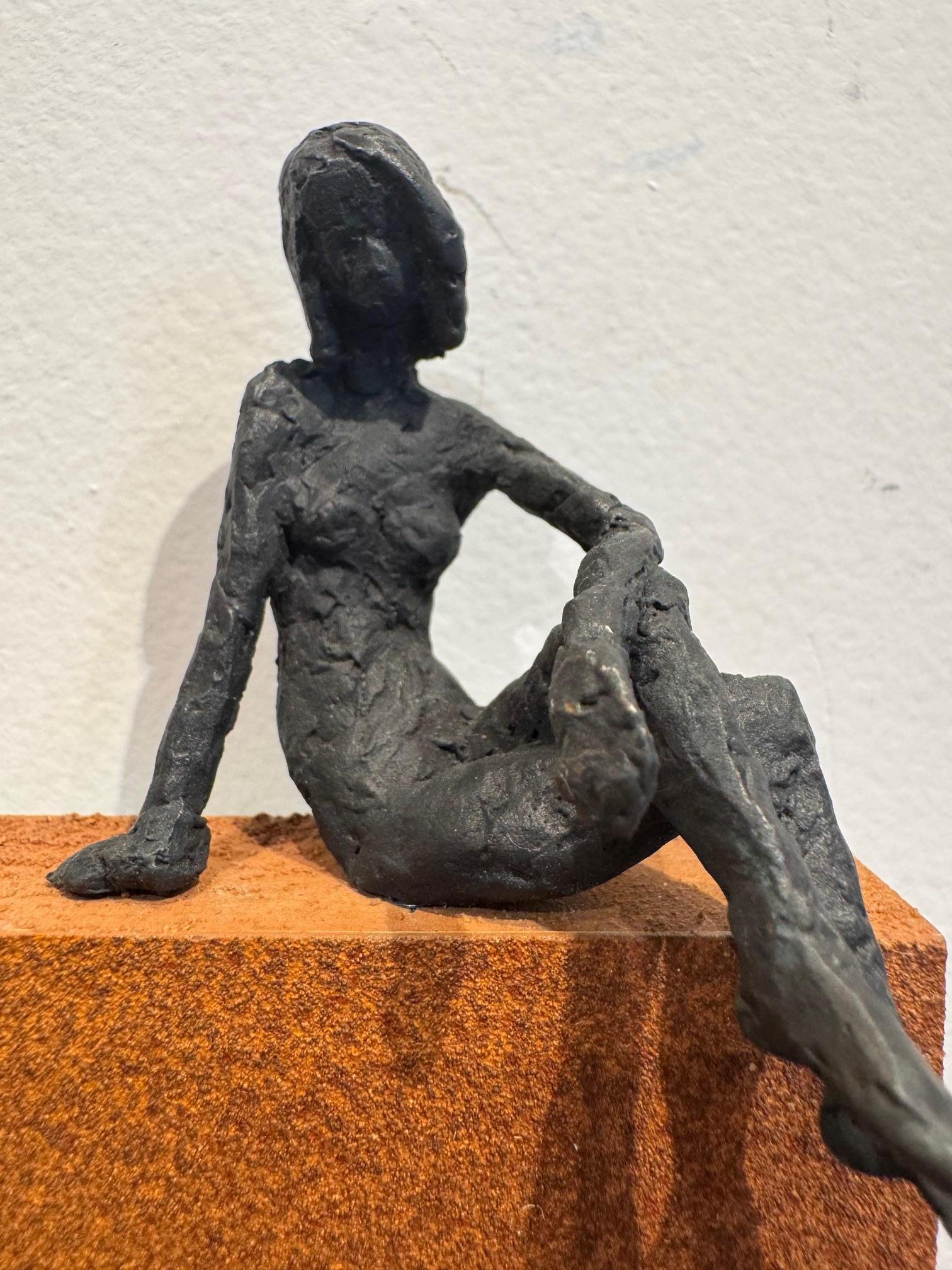 Girl Sitting on Panel-sculpture contemporaine en bronze, femme nue sur panneau rustique - Sculpture de Susanne Kraisser