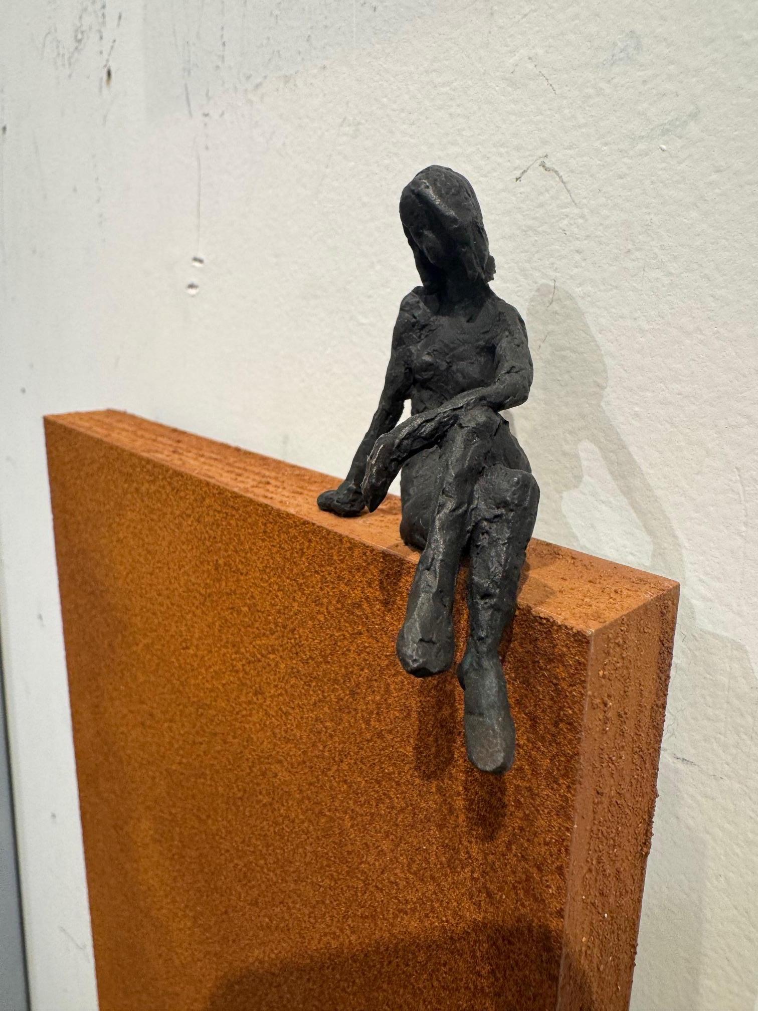 Girl Sitting on Panel-sculpture contemporaine en bronze, femme nue sur panneau rustique - Marron Figurative Sculpture par Susanne Kraisser