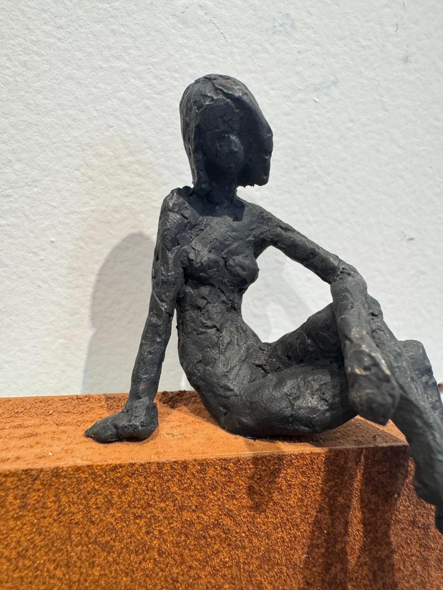Girl Sitting on Panel-sculpture contemporaine en bronze, femme nue sur panneau rustique en vente 1