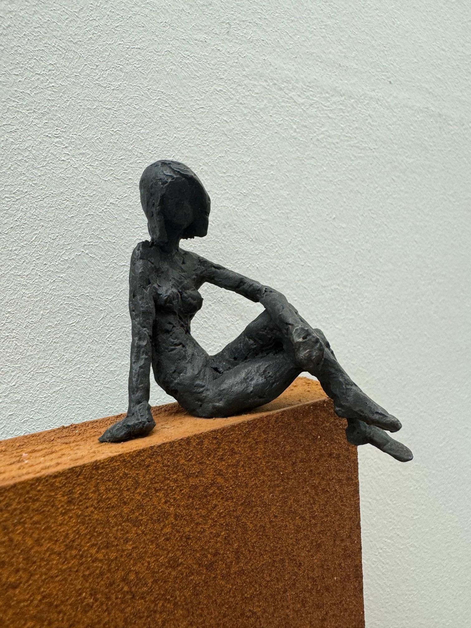 Girl Sitting on Panel-sculpture contemporaine en bronze, femme nue sur panneau rustique en vente 2