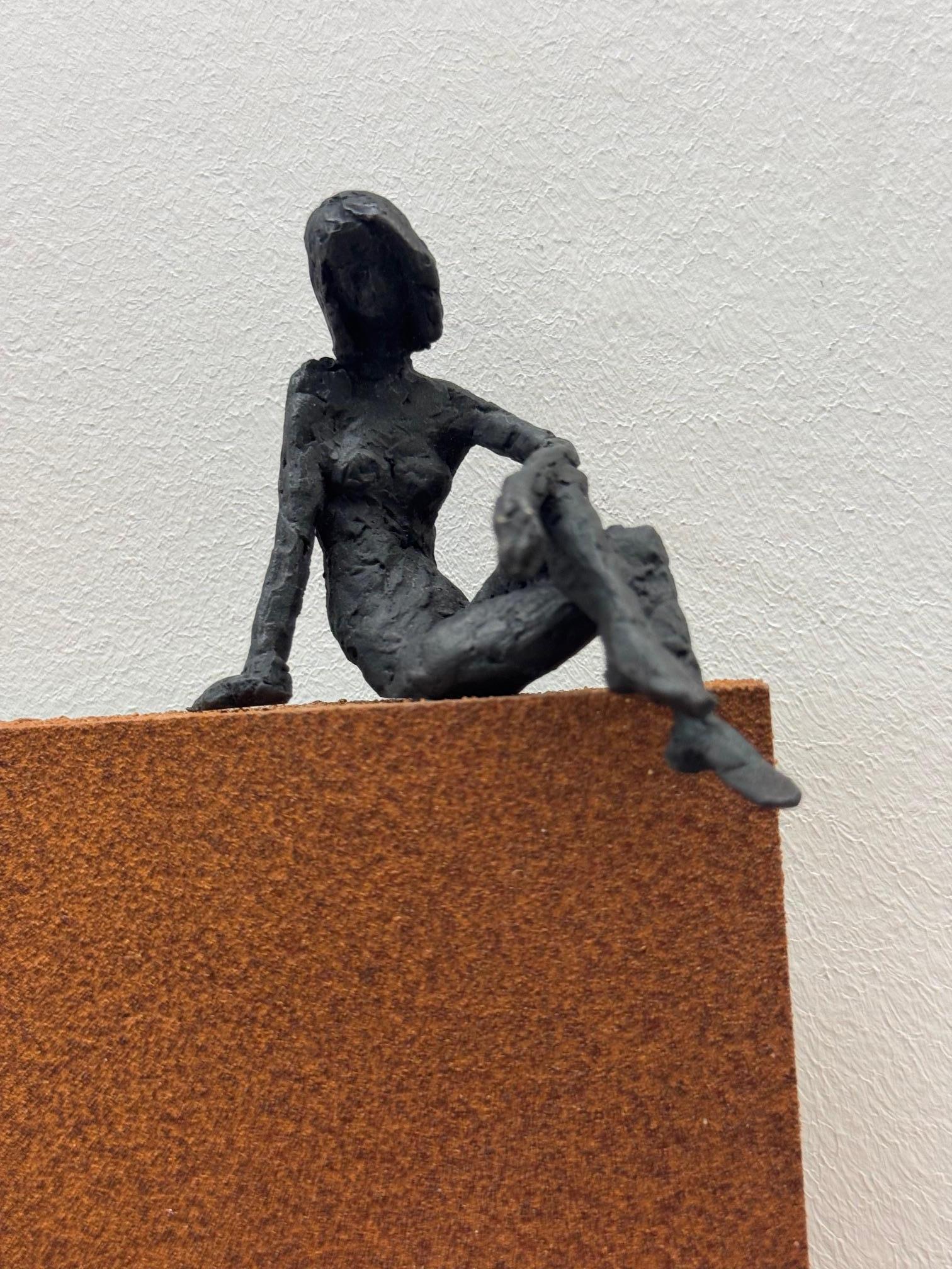 Girl Sitting on Panel-sculpture contemporaine en bronze, femme nue sur panneau rustique en vente 3