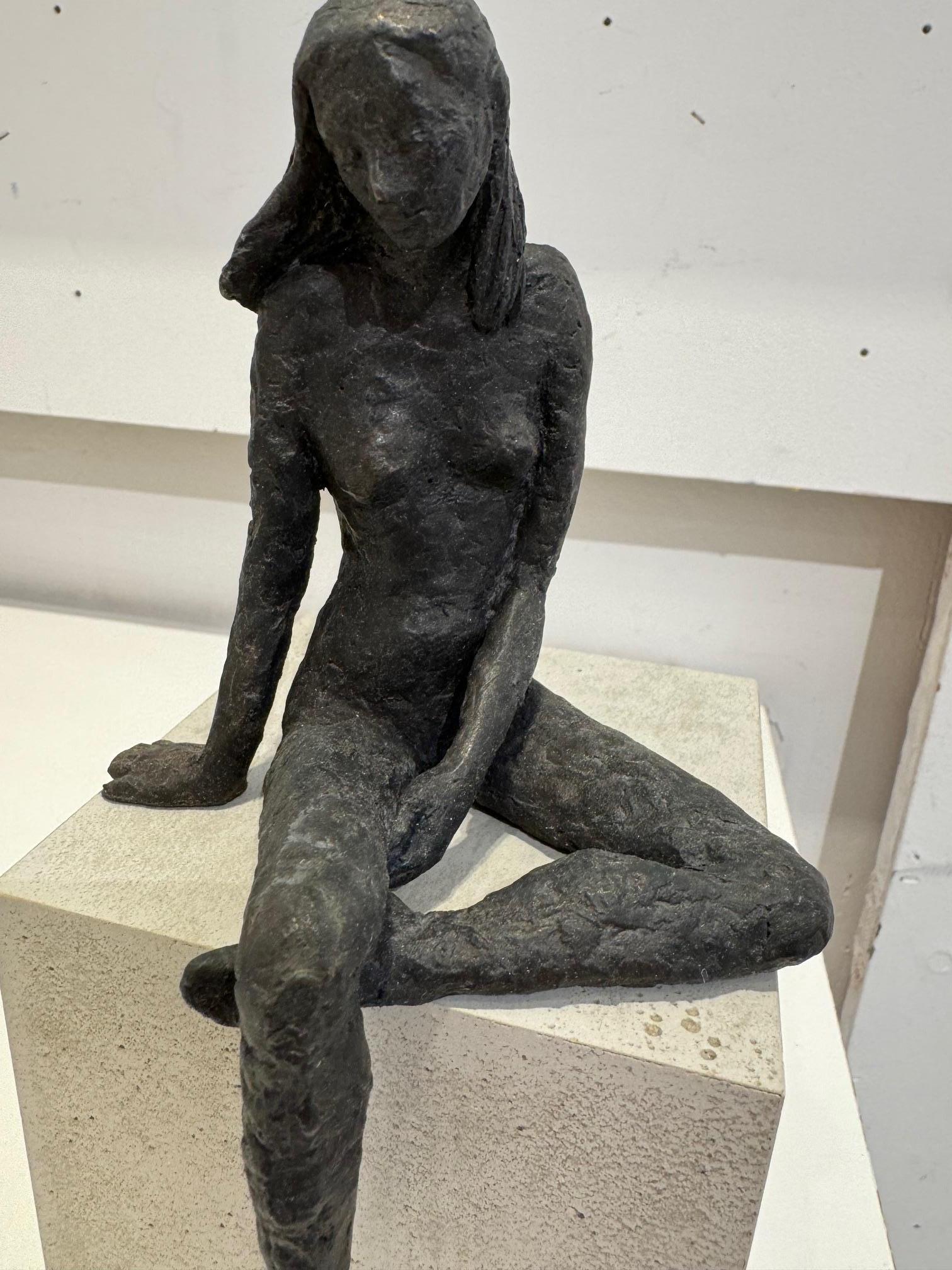 Ragazza seduta XIII - scultura contemporanea in bronzo, nudo femminile su blocco di legno - Sculpture di Susanne Kraisser