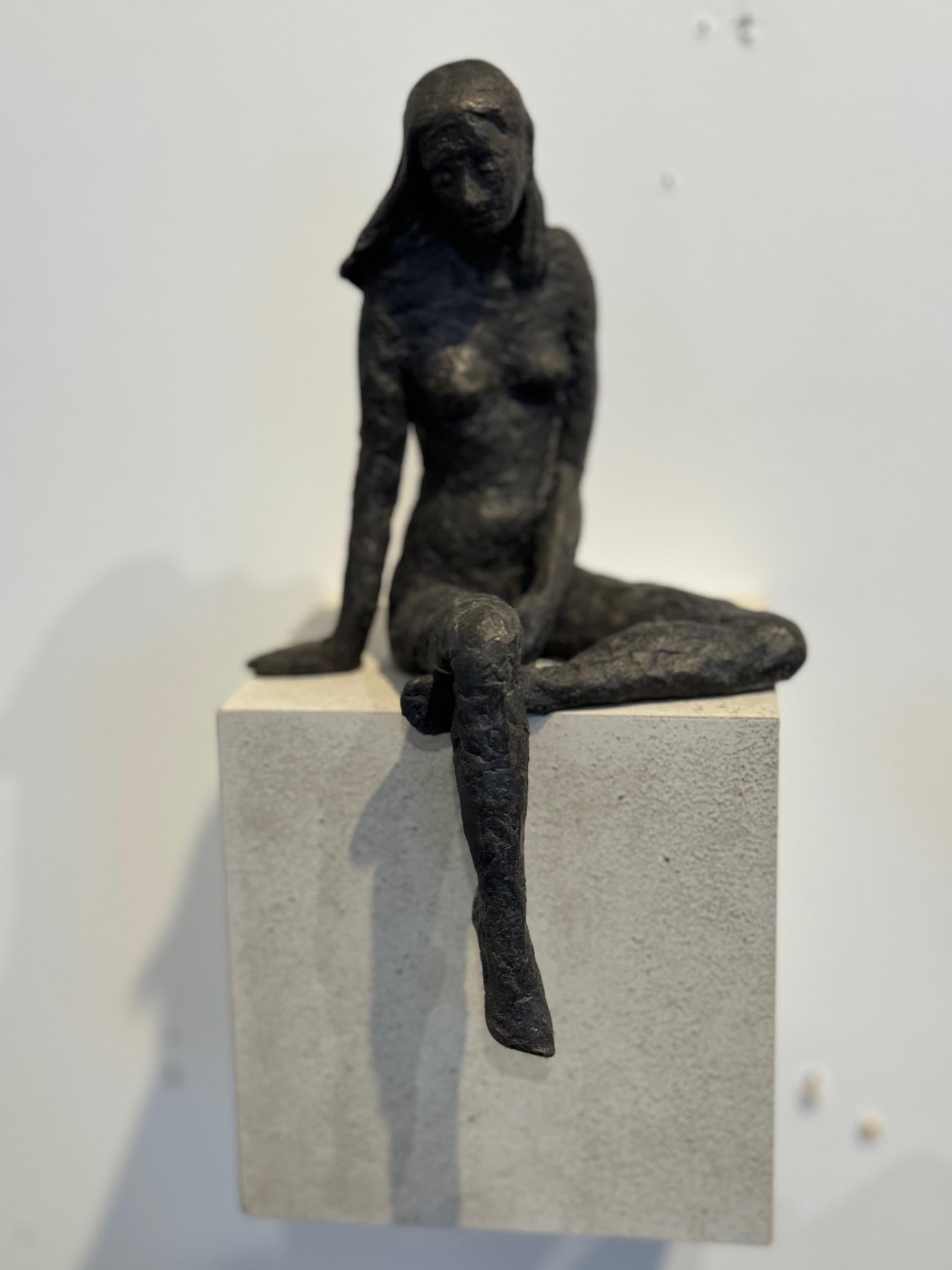 Ragazza seduta XIII - scultura contemporanea in bronzo, nudo femminile su blocco di legno - Figurative Sculpture Marrone di Susanne Kraisser