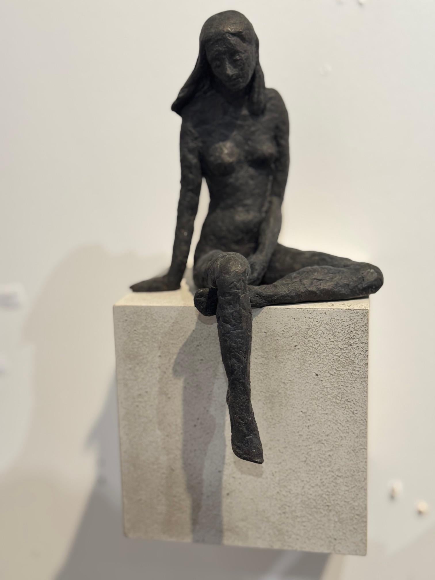 Ragazza seduta XIII - scultura contemporanea in bronzo, nudo femminile su blocco di legno in vendita 1