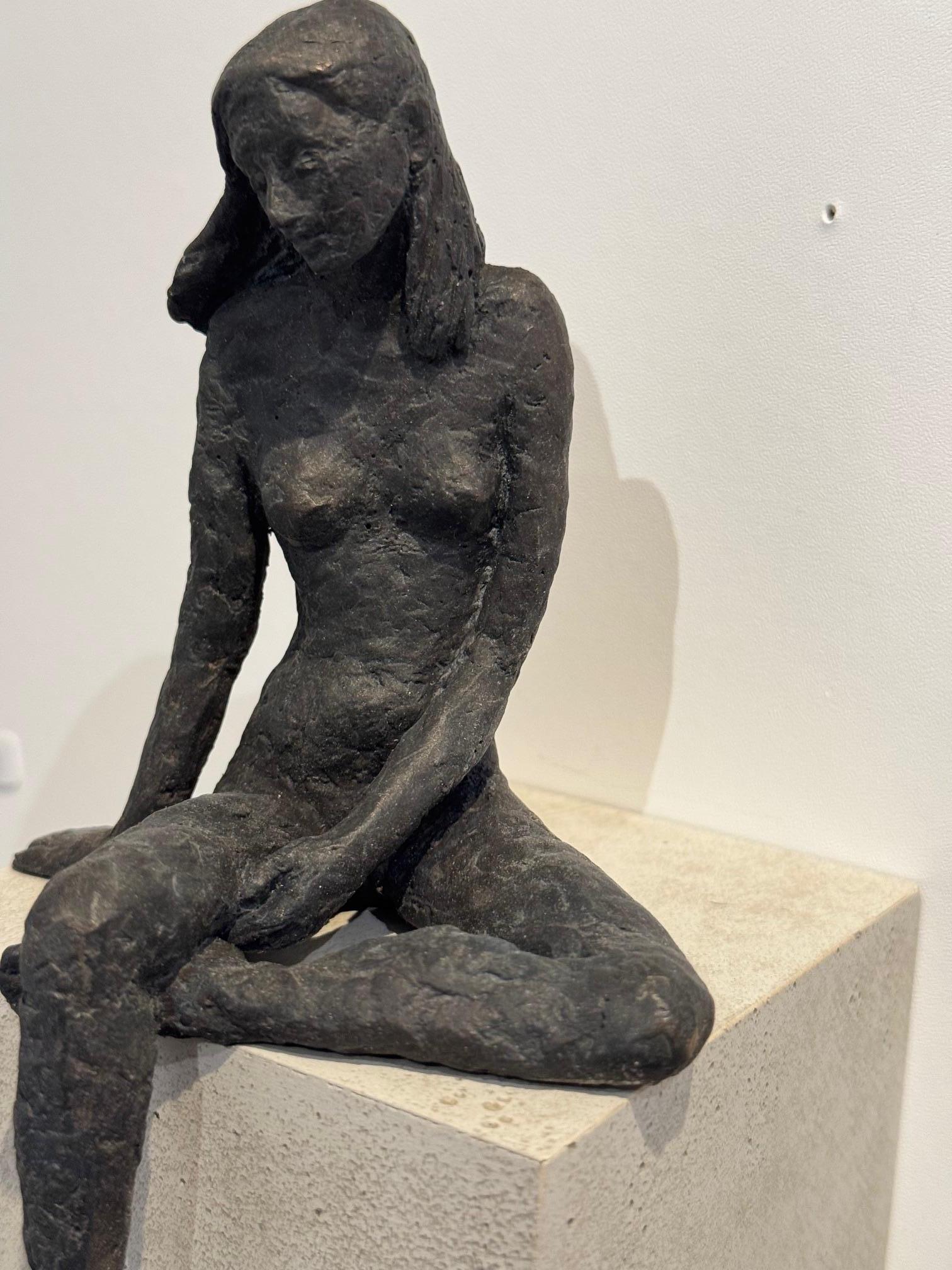 Ragazza seduta XIII - scultura contemporanea in bronzo, nudo femminile su blocco di legno in vendita 2