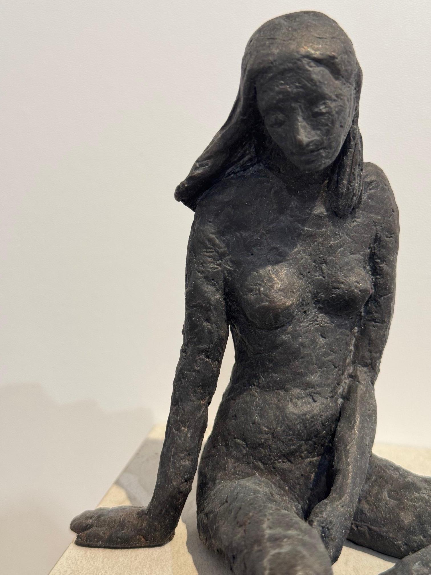 Ragazza seduta XIII - scultura contemporanea in bronzo, nudo femminile su blocco di legno in vendita 3
