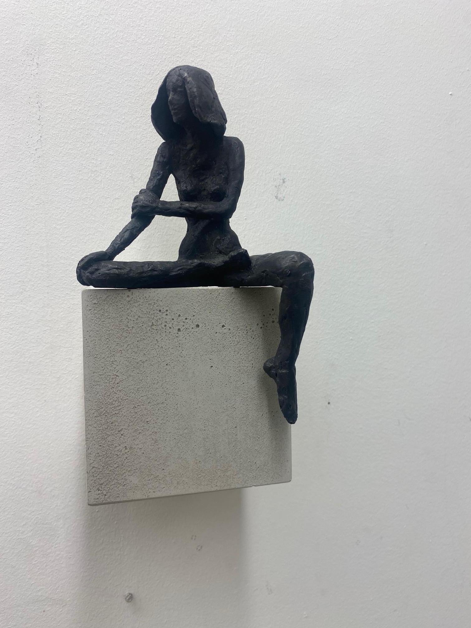 Jeune fille assise XIV - sculpture contemporaine en bronze d'une femme nue sur bloc de bois - Sculpture de Susanne Kraisser