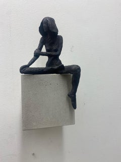 Ragazza seduta XIV - scultura contemporanea in bronzo di donna nuda su blocco di legno
