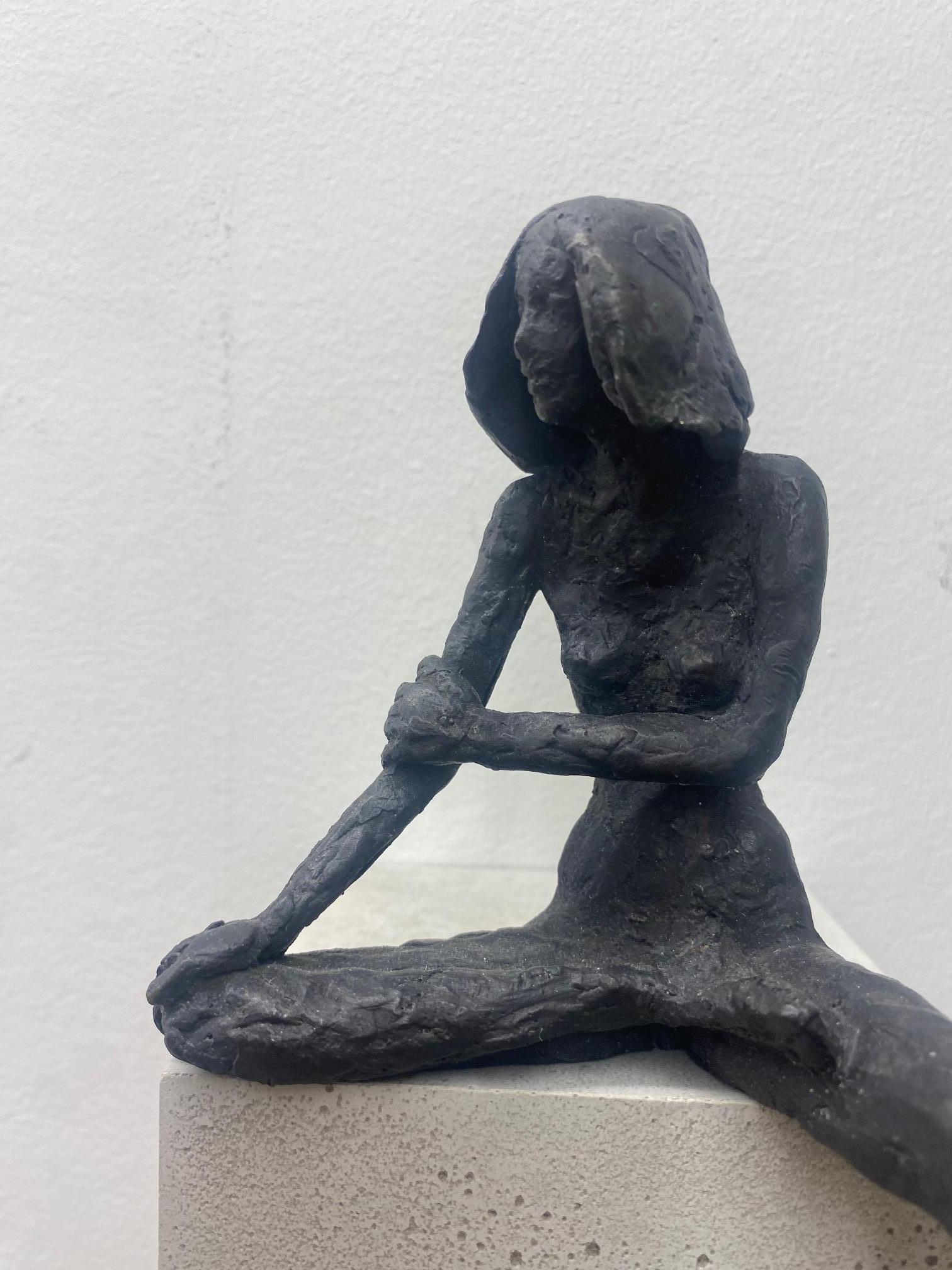 Girl Sitting XIV – zeitgenössische Bronzeskulptur einer nackten weiblichen Figur auf Holzblock (Zeitgenössisch), Sculpture, von Susanne Kraisser