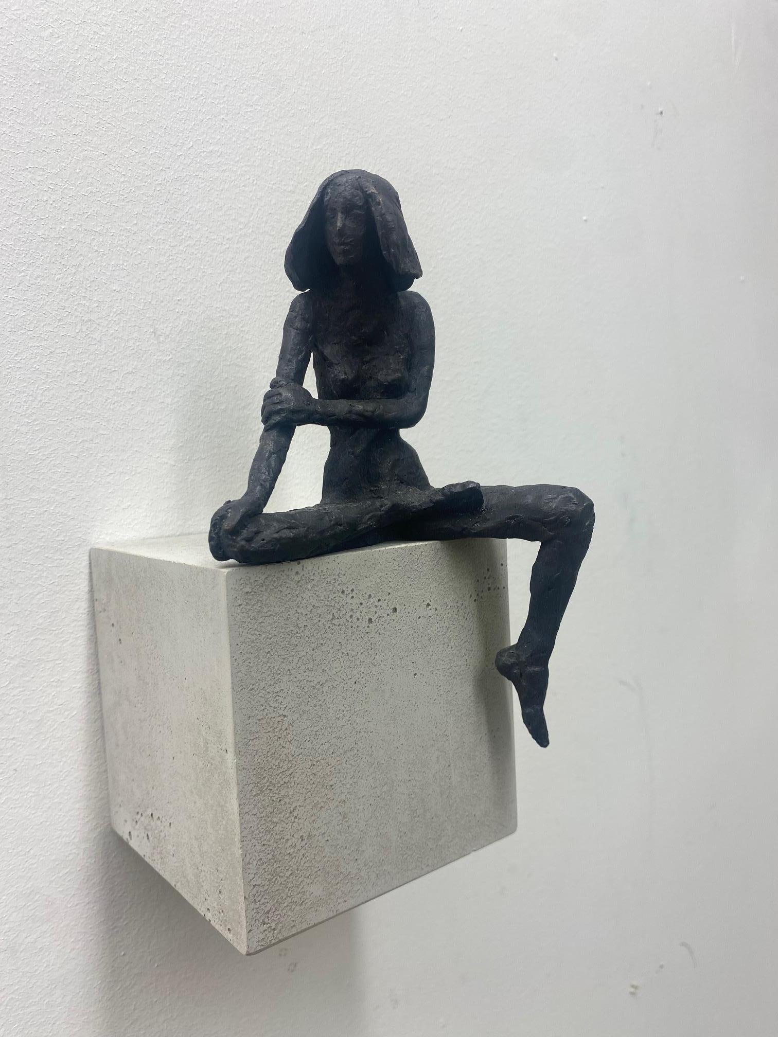 Girl Sitting XIV – zeitgenössische Bronzeskulptur einer nackten weiblichen Figur auf Holzblock (Braun), Figurative Sculpture, von Susanne Kraisser