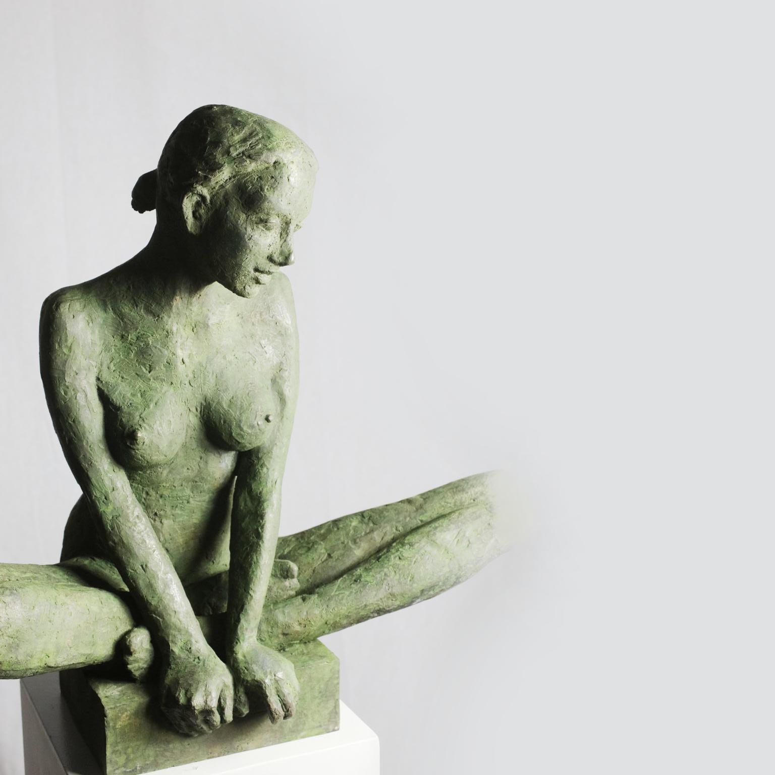Moyen-sculpture contemporaine de femme nue en bronze dans une pose méditative - Sculpture de Susanne Kraisser