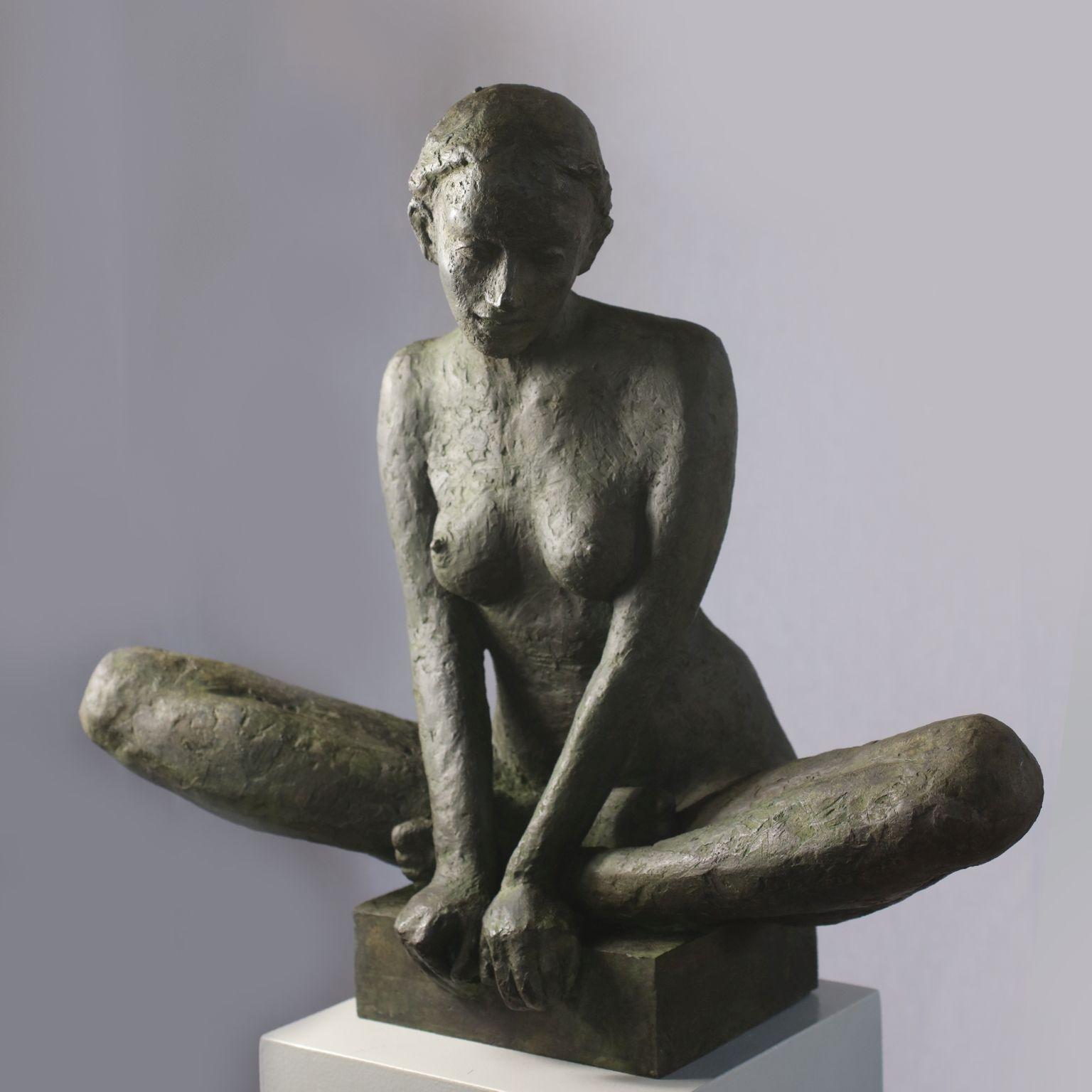 Figurative Sculpture Susanne Kraisser - Moyen-sculpture contemporaine de femme nue en bronze dans une pose méditative