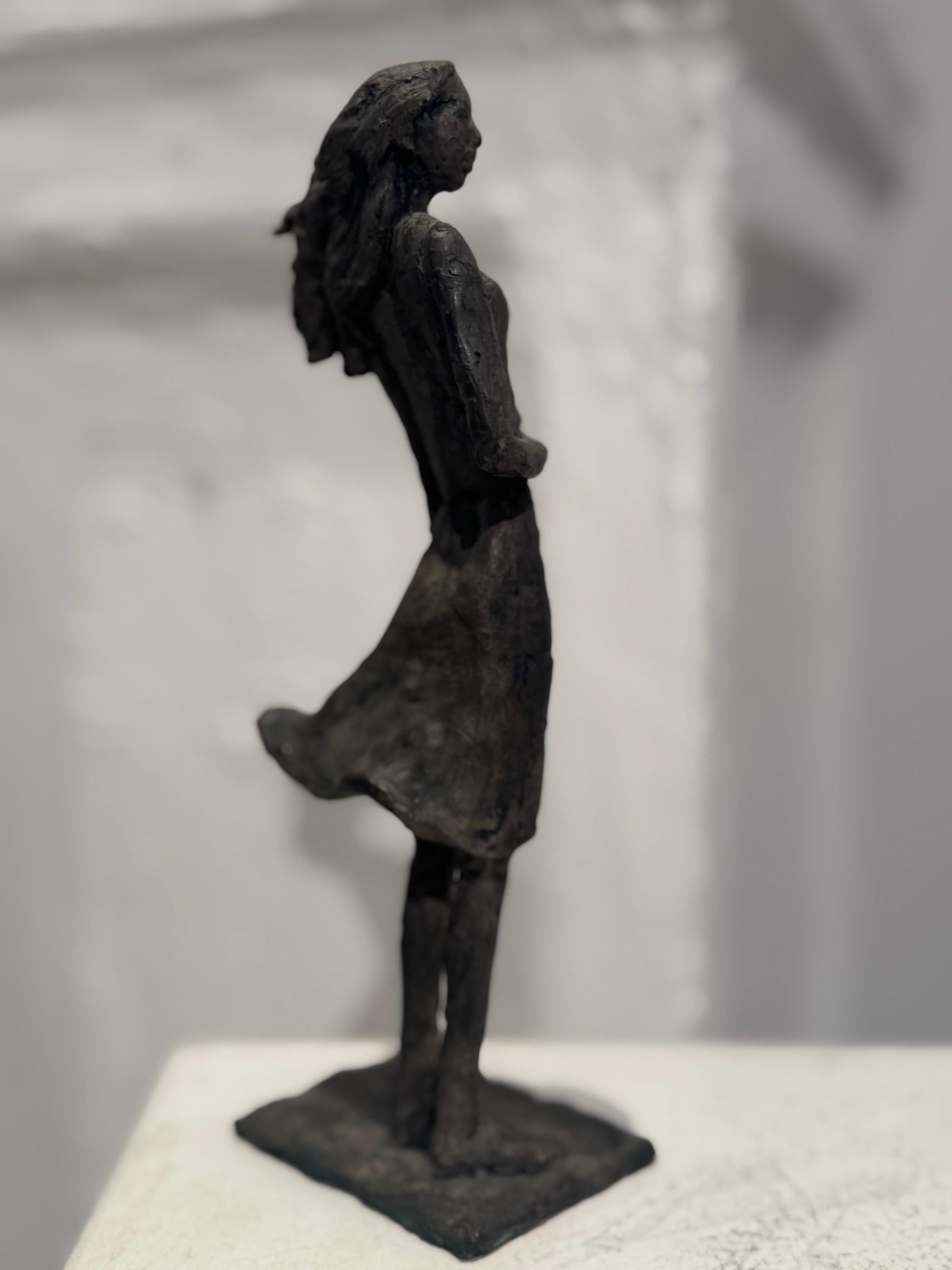 Mi corazón es como el océano - escultura contemporánea de bronce, mujer con estrella de mar - Sculpture de Susanne Kraisser