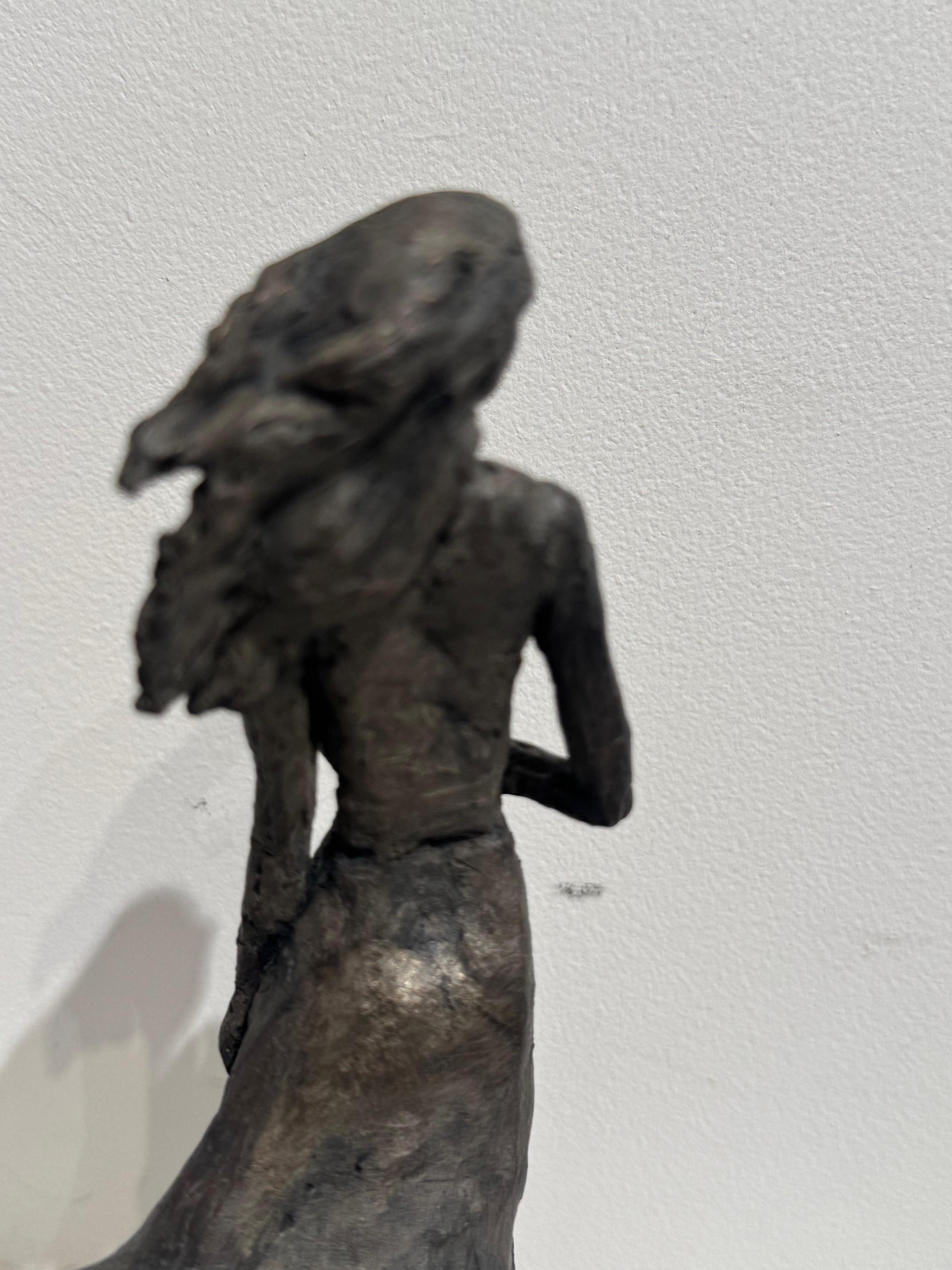 Mi corazón es como el océano - escultura contemporánea de bronce, mujer con estrella de mar - Figurative Sculpture Oro de Susanne Kraisser