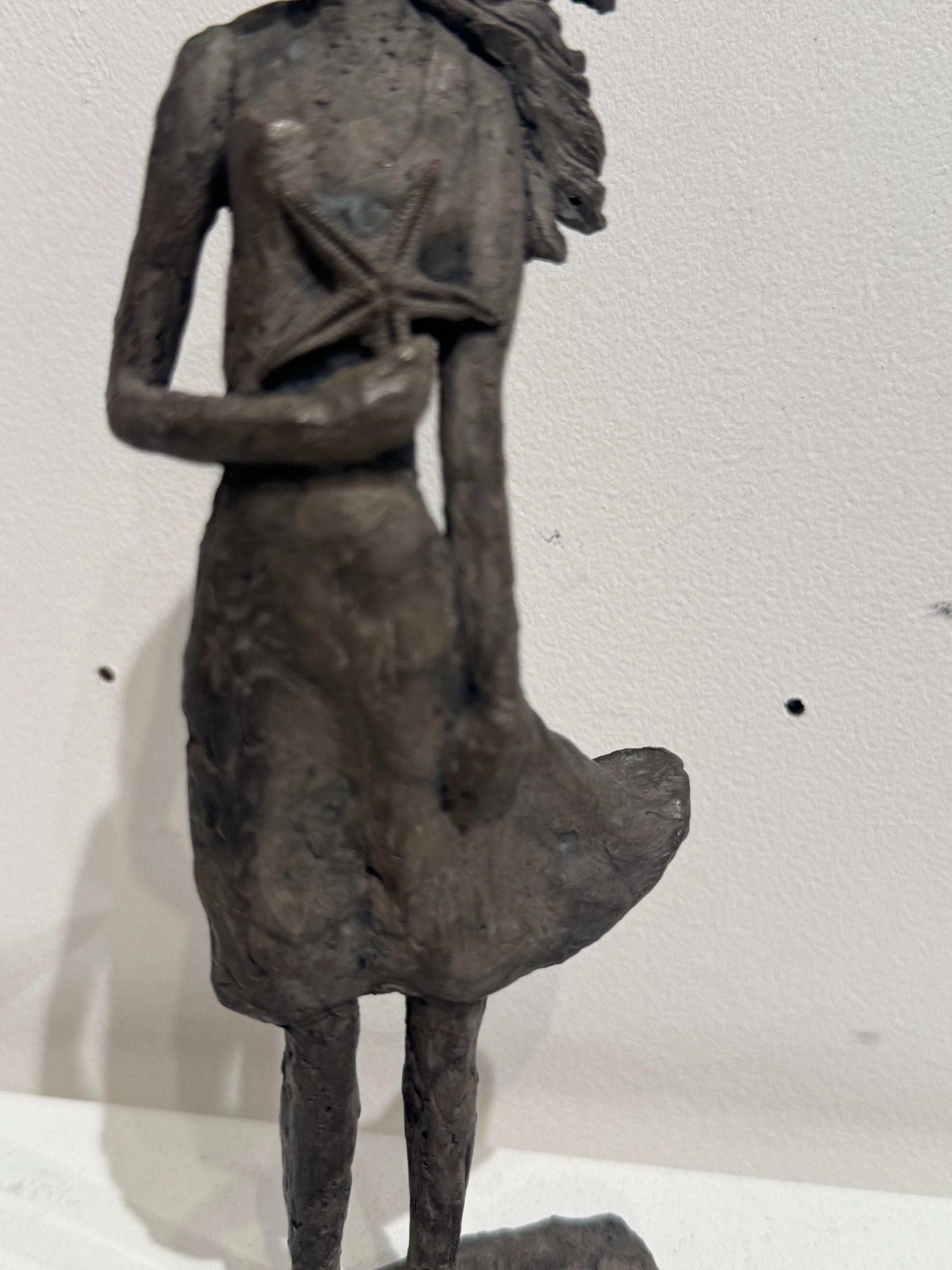 Mi corazón es como el océano - escultura contemporánea de bronce, mujer con estrella de mar en venta 1