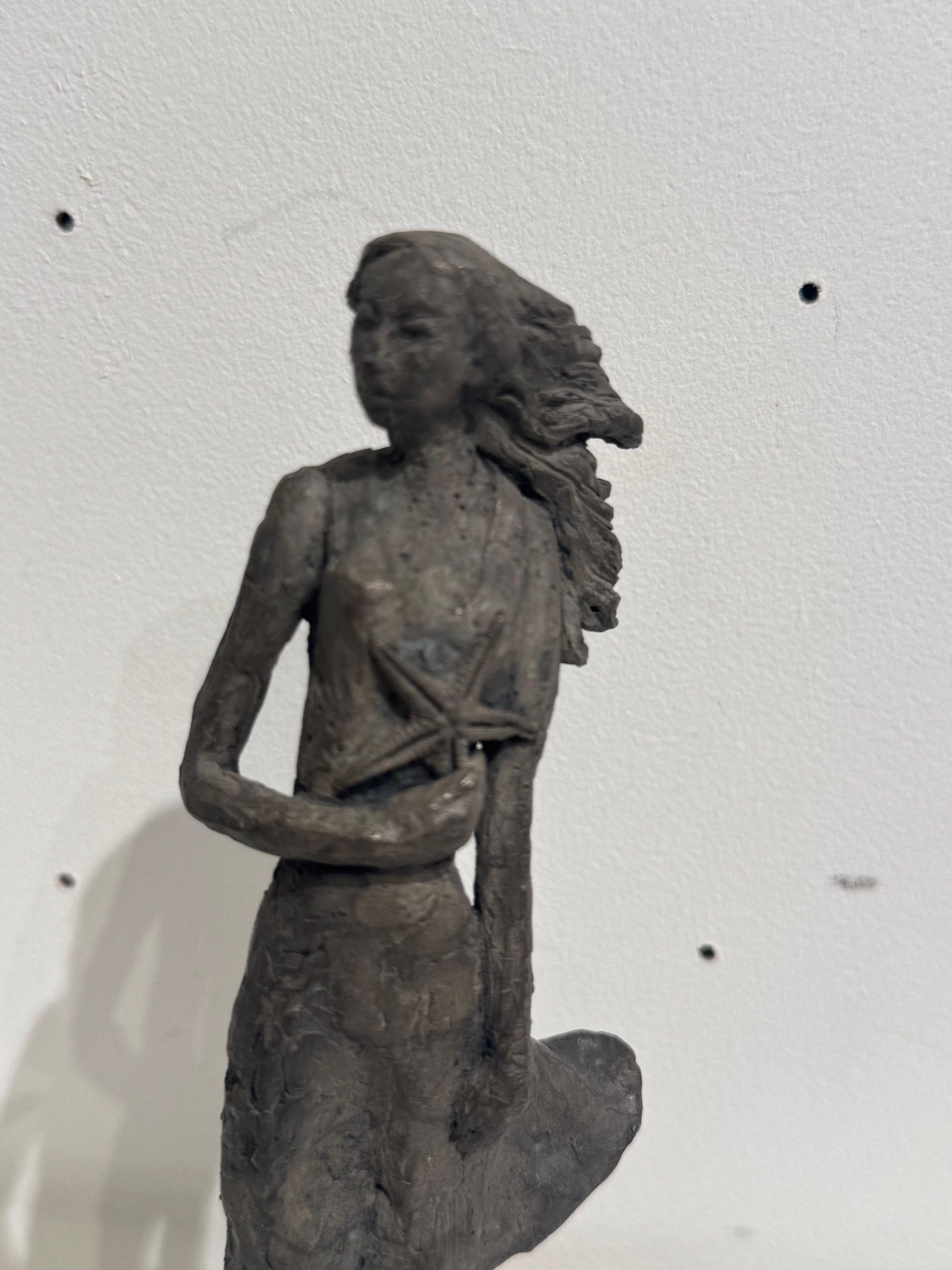 Mi corazón es como el océano - escultura contemporánea de bronce, mujer con estrella de mar en venta 2