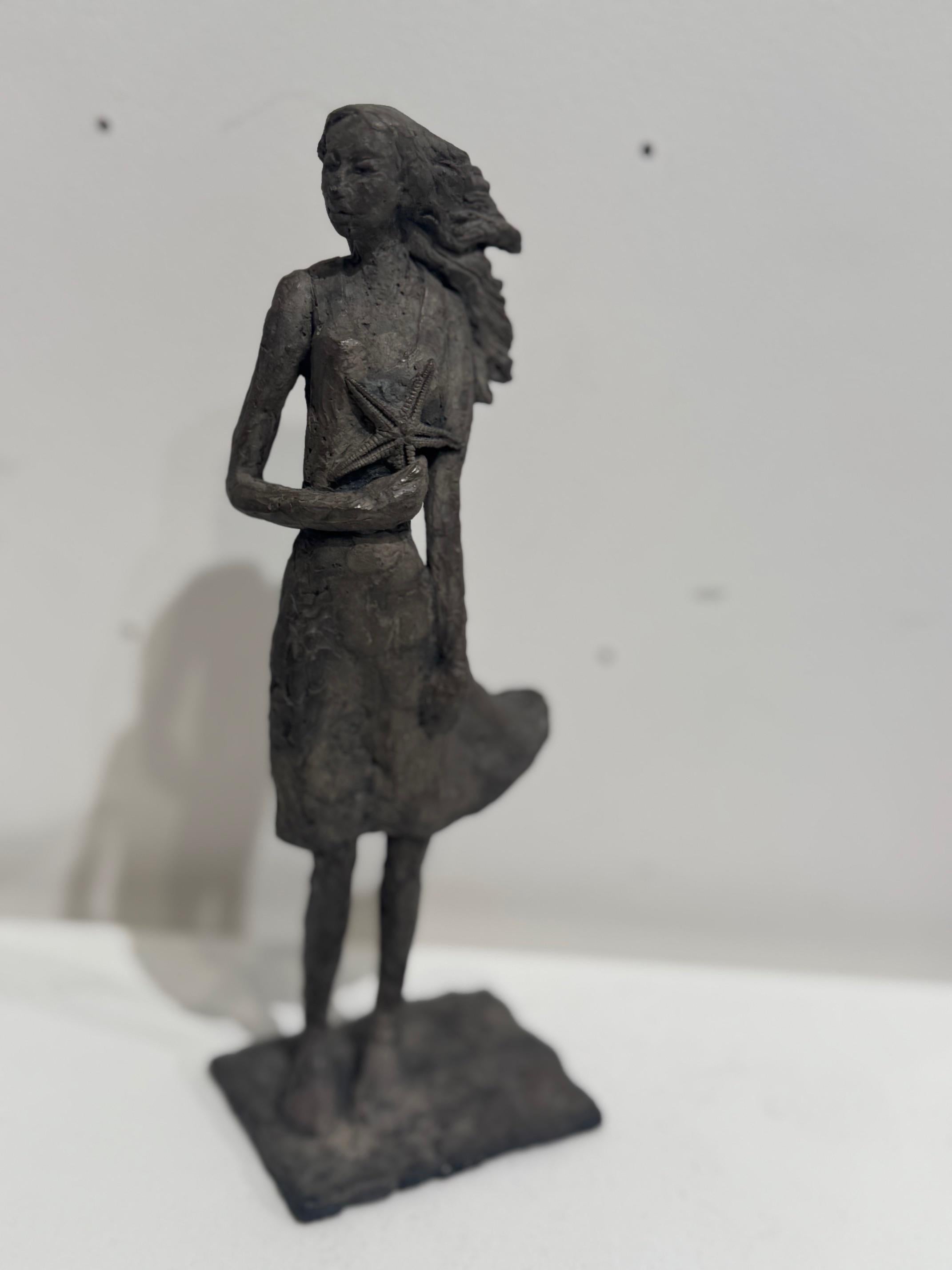 Mi corazón es como el océano - escultura contemporánea de bronce, mujer con estrella de mar en venta 3