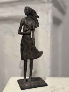 Il mio cuore è come l
oceano - scultura contemporanea in bronzo, donna con stella marina